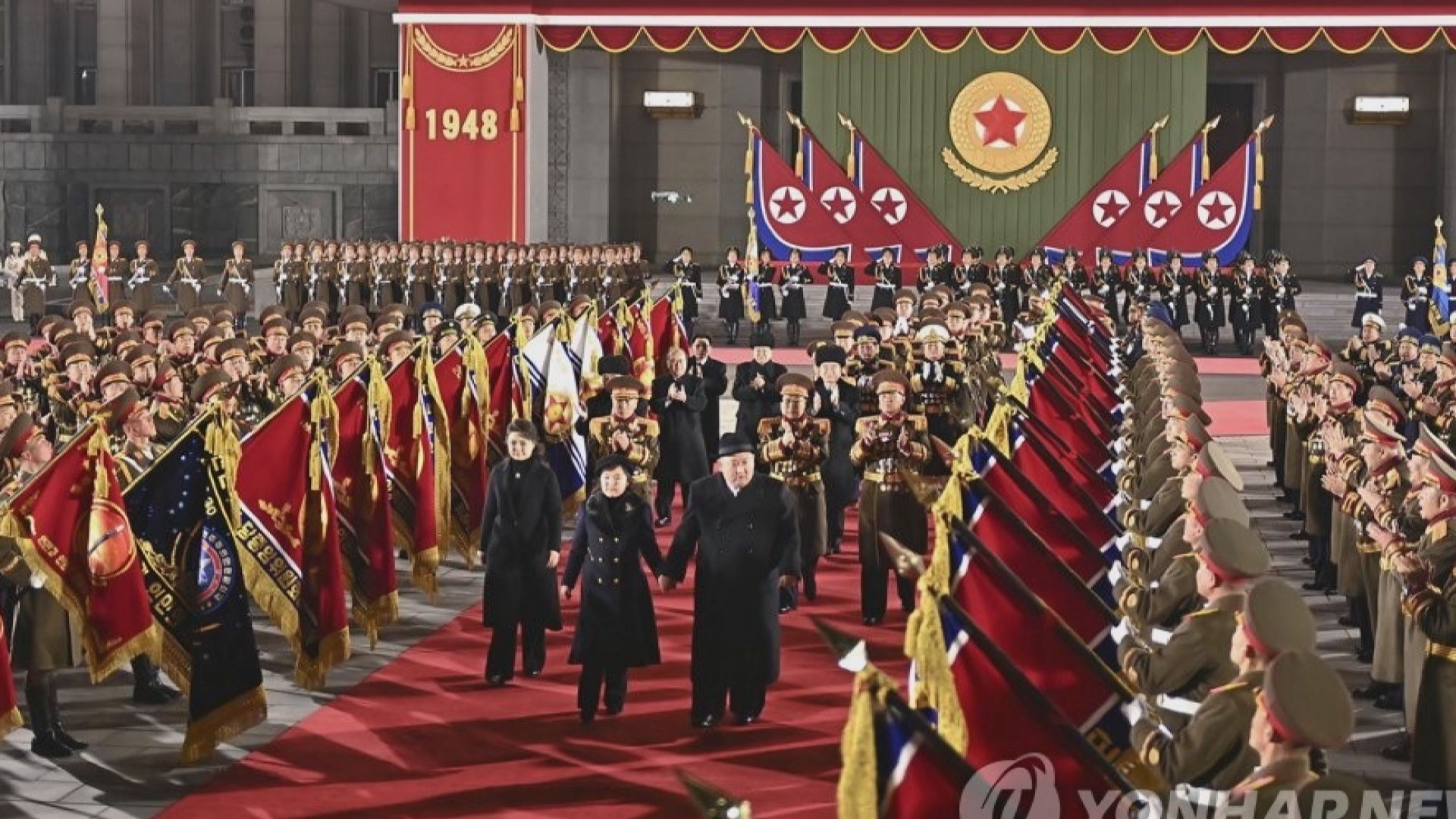 金正恩出席北韓夜間閱兵　有新型武器亮相