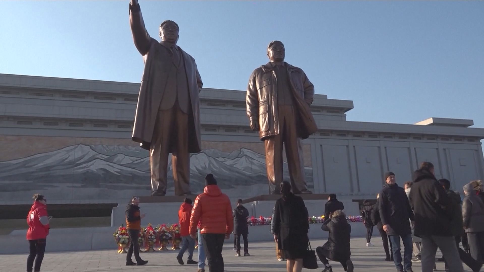 疫情後首個北韓旅行團參觀萬壽台大紀念碑等景點
