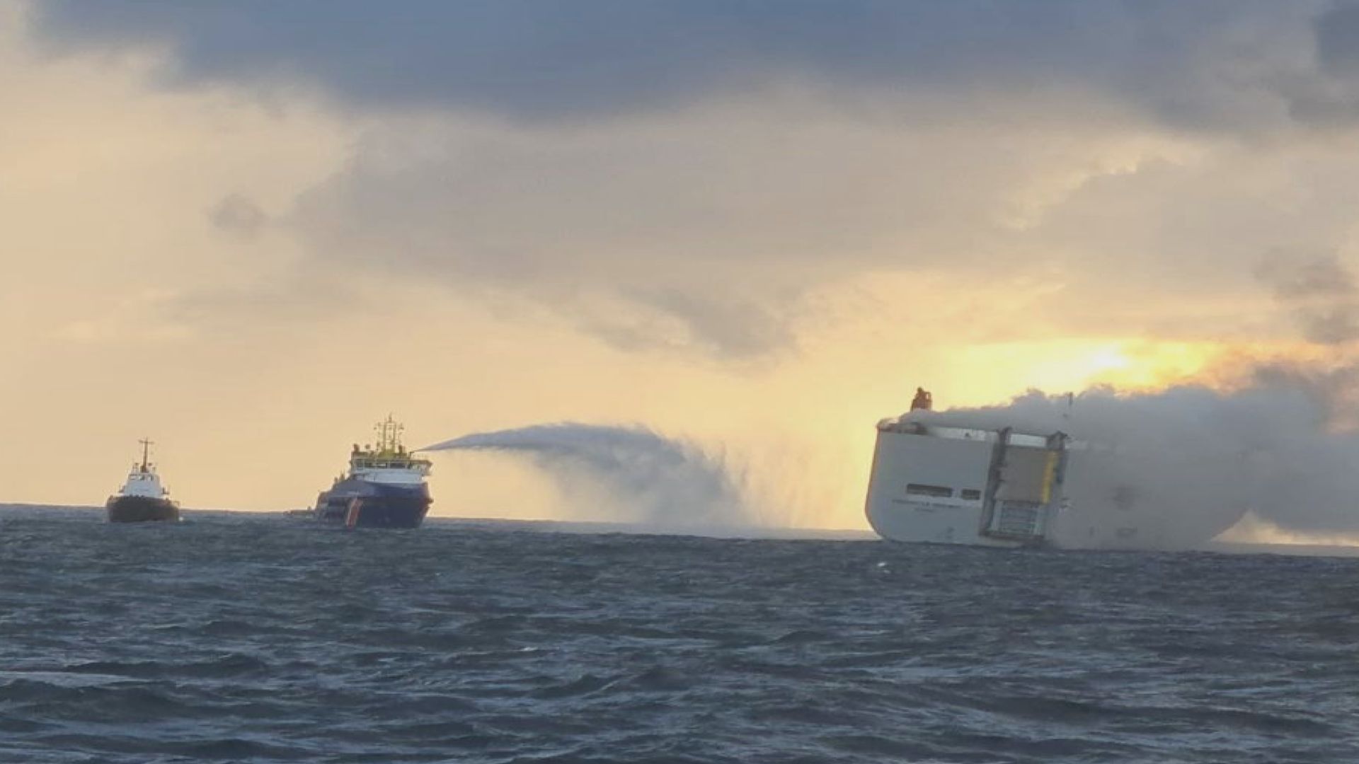 運載汽車貨輪於荷蘭外海起火 一死多傷