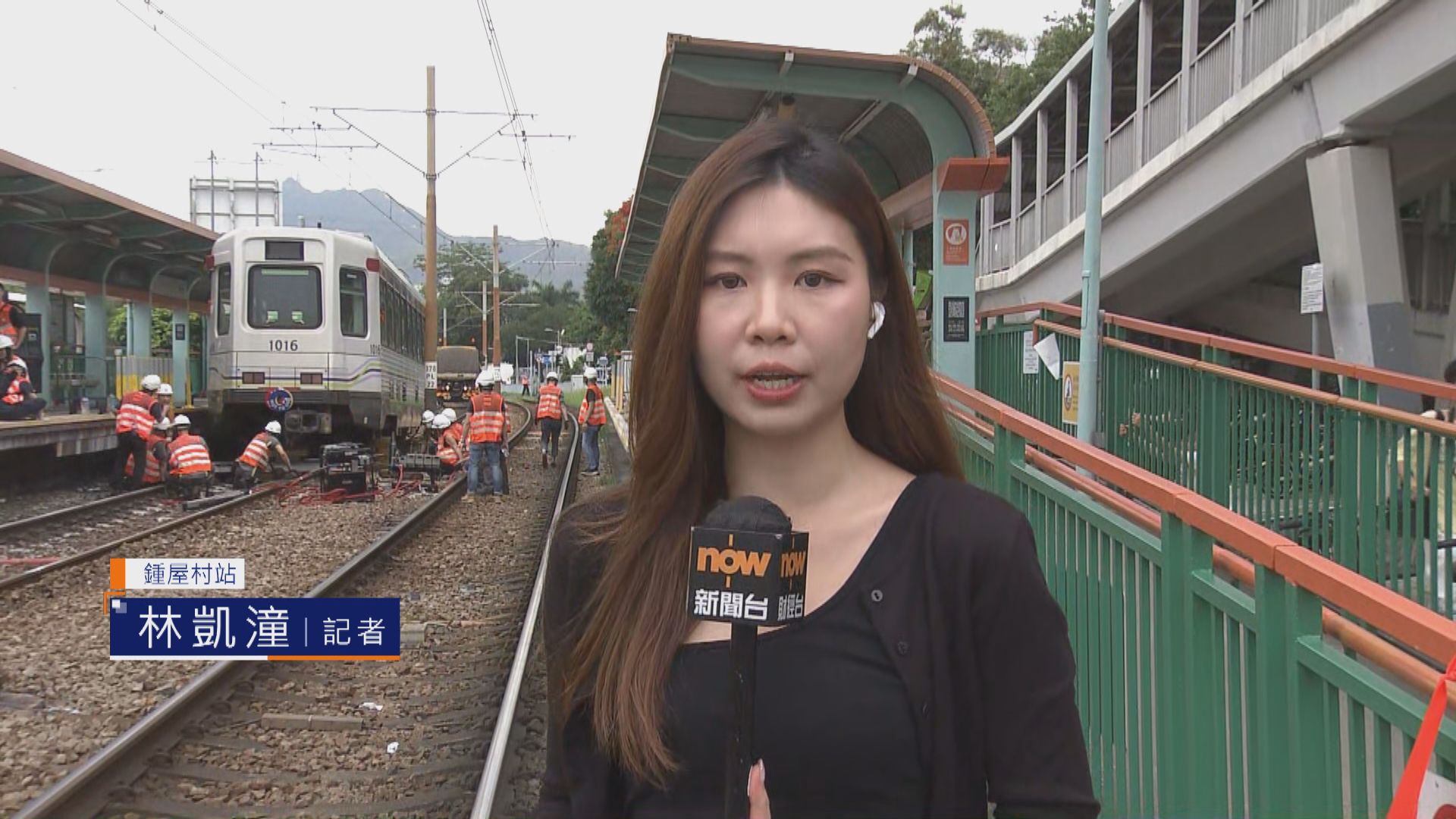 【記者直擊】鍾屋村站輕鐵脫軌 第二卡列車已駛離 職員換新混凝土板助市民過路