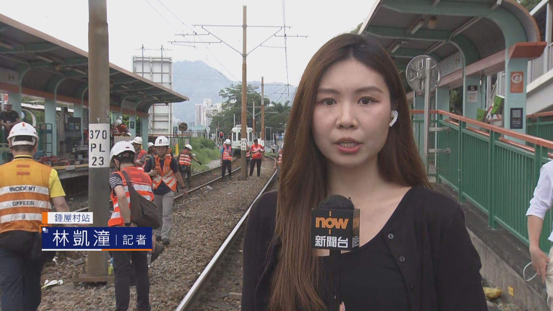 【記者直擊】鍾屋村站輕鐵脫軌 職員將肇事列車擺正重上路軌並駛離月台