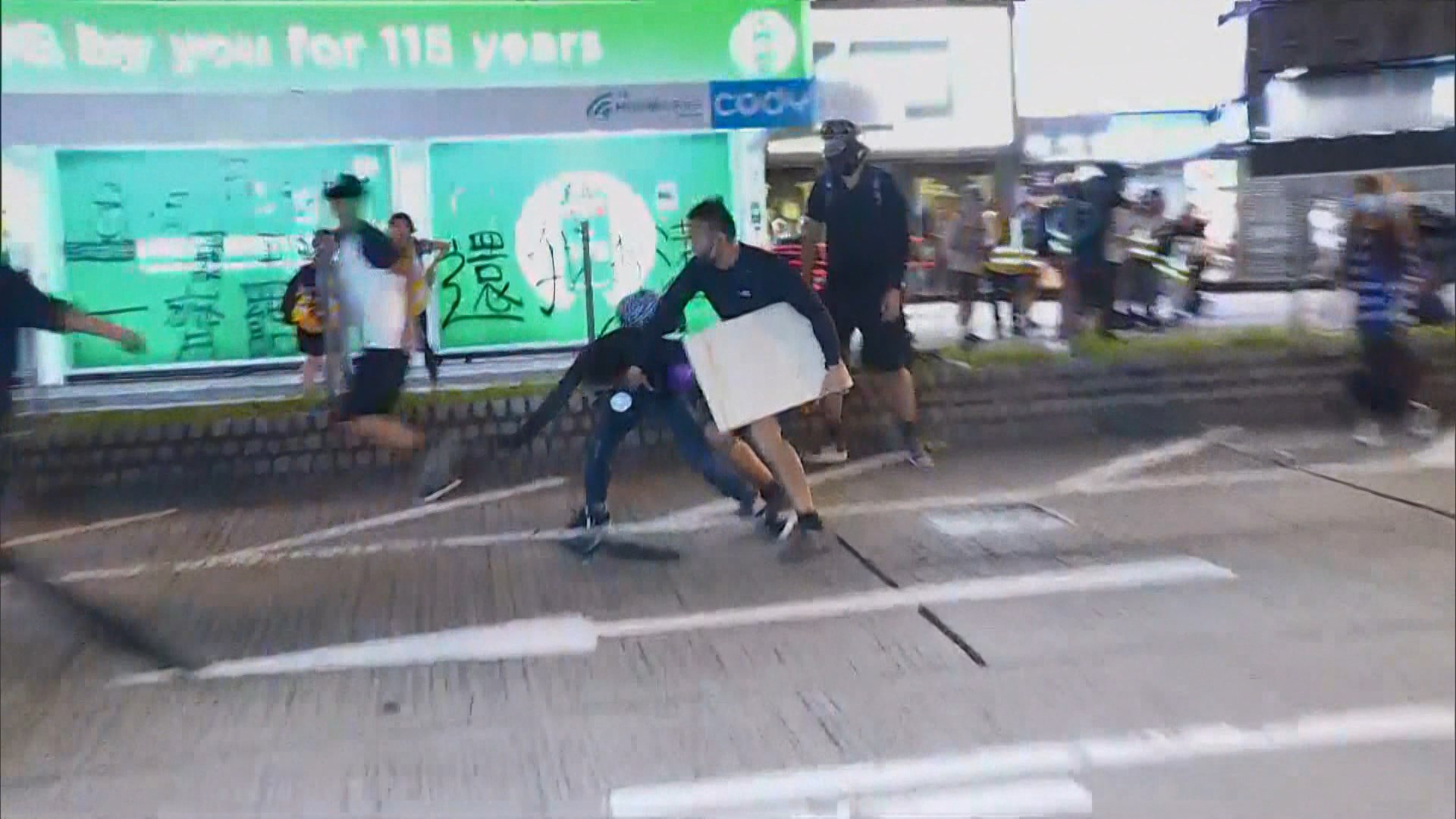【即日焦點】前線示威者憶述黑衣人挑起衝突　警方認喬裝不同人物助執法；陳帆：干預機場運作令香港付出沉重代價