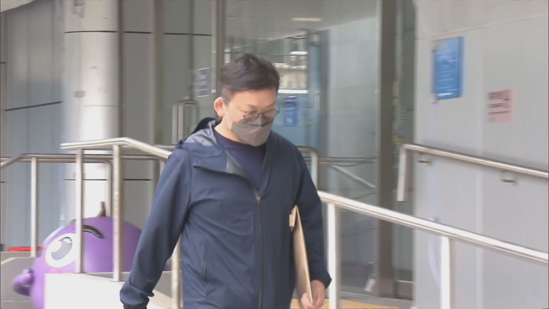 鄭敬基遭通緝 警方國安處帶其表弟及表弟婦返署助查