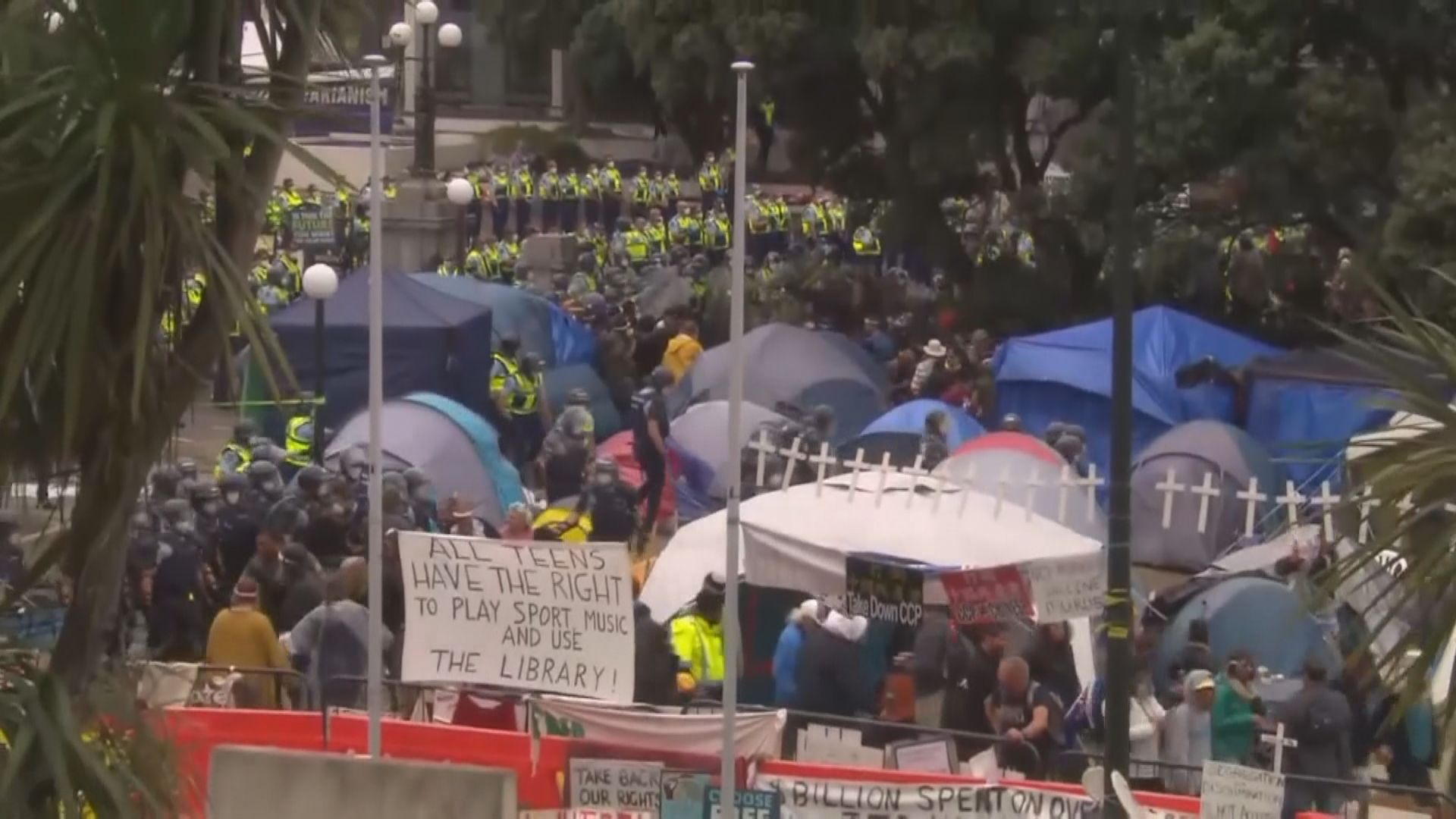 新西蘭警方清場驅散國會外反疫苗示威