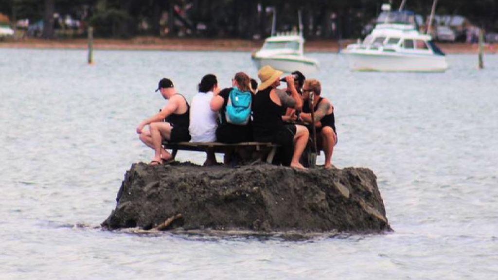新西蘭民眾岸邊建「小島」避禁酒令
