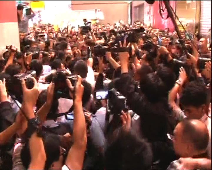 
示威者圖衝出彌敦道爆衝突
