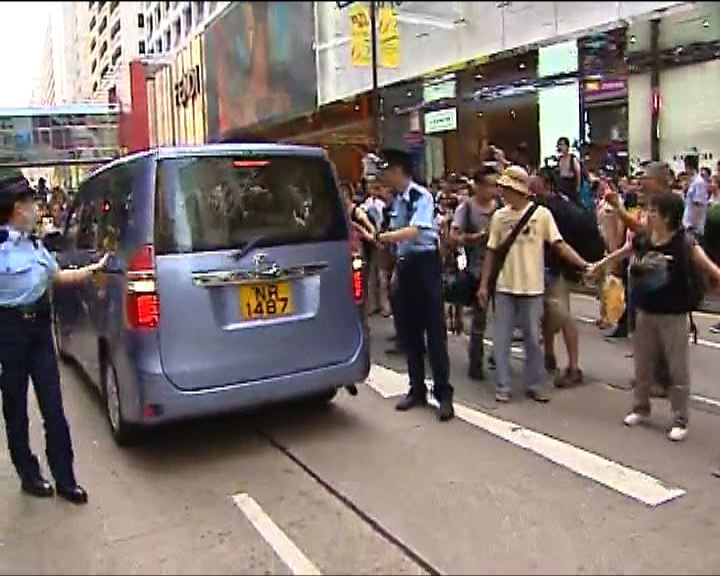 
私家車誤闖廣東道被示威者包圍