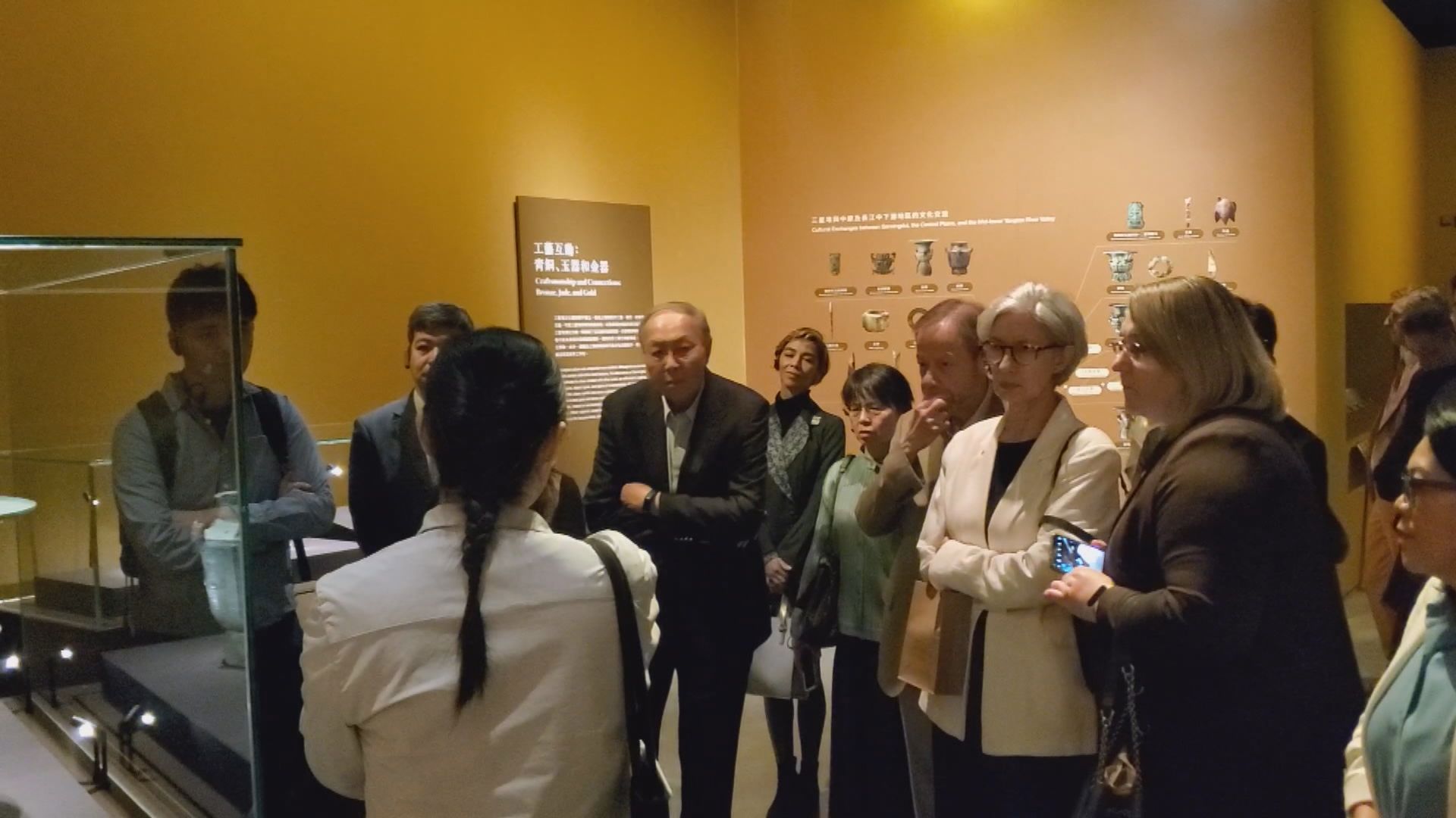 外交部駐港公署邀多國領事 參觀香港故宮博物館