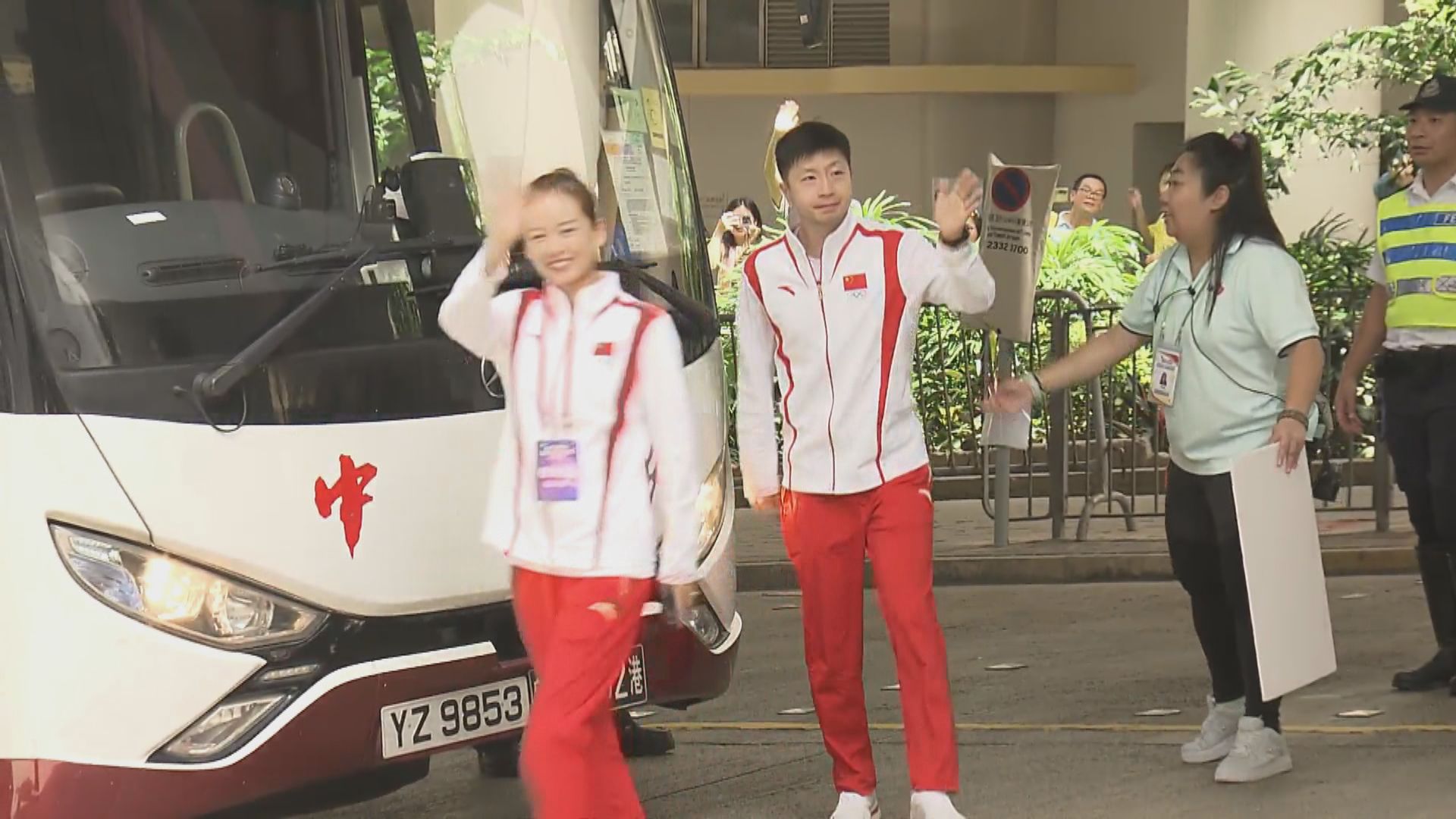 國家隊奧運代表團乘坐纜車到山頂觀光