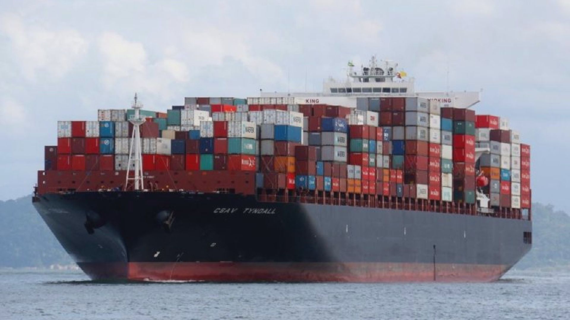 石油製品運輸船在阿曼對開海域遇襲　兩名船員死亡