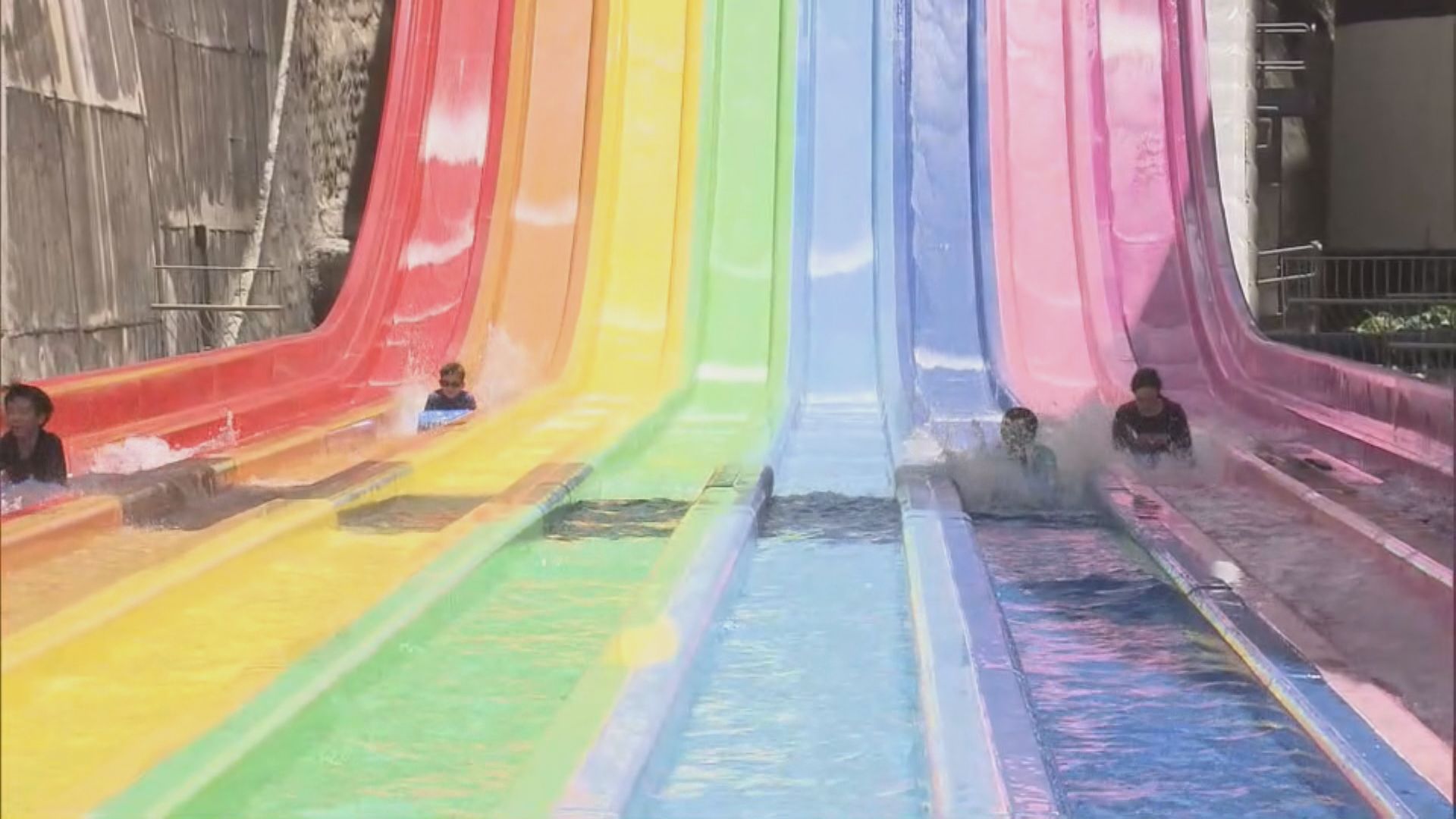 海洋公園水上樂園夏季重開 不少市民入場消暑