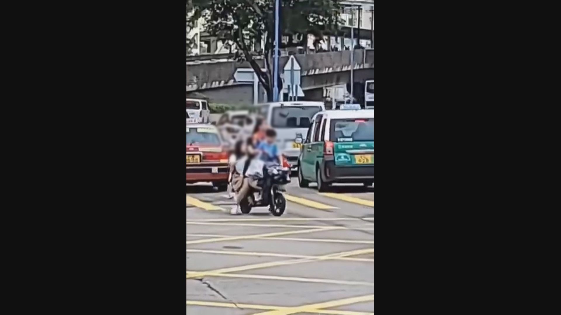 天水圍一女子疑載著三名小童駕駛無牌電動單車被捕