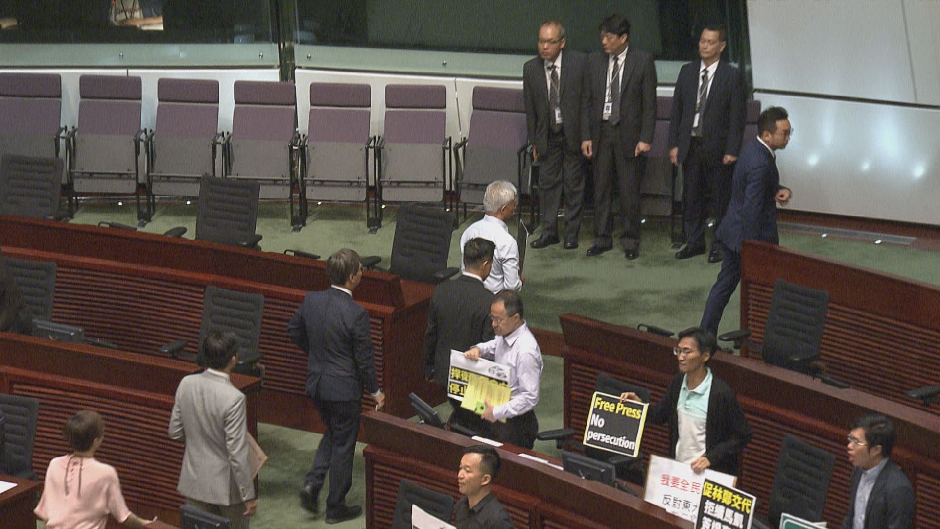 林鄭宣讀施政報告前多名泛民議員離席抗議