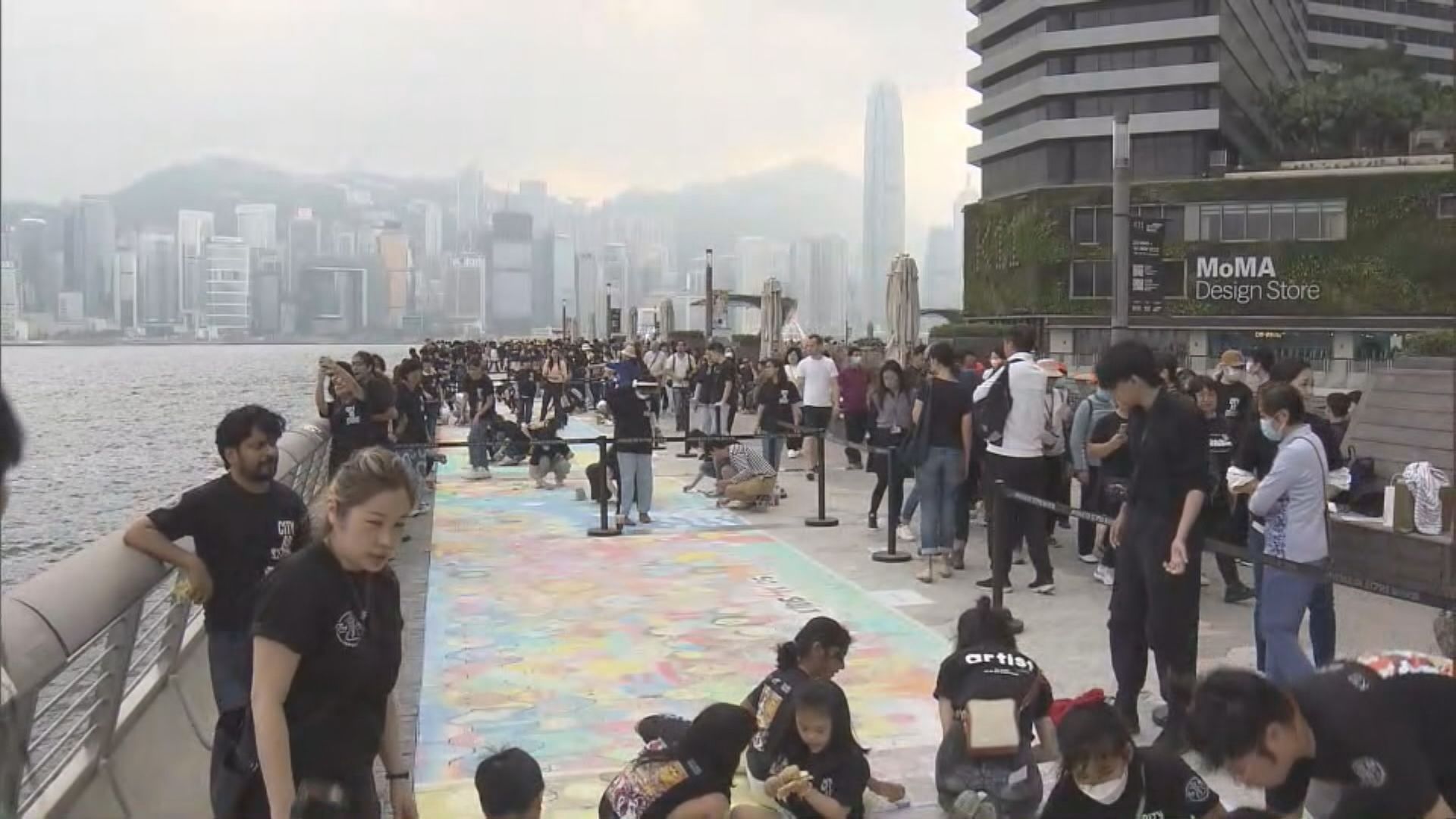 逾200學生及青年　星光大道創作60米長粉筆畫