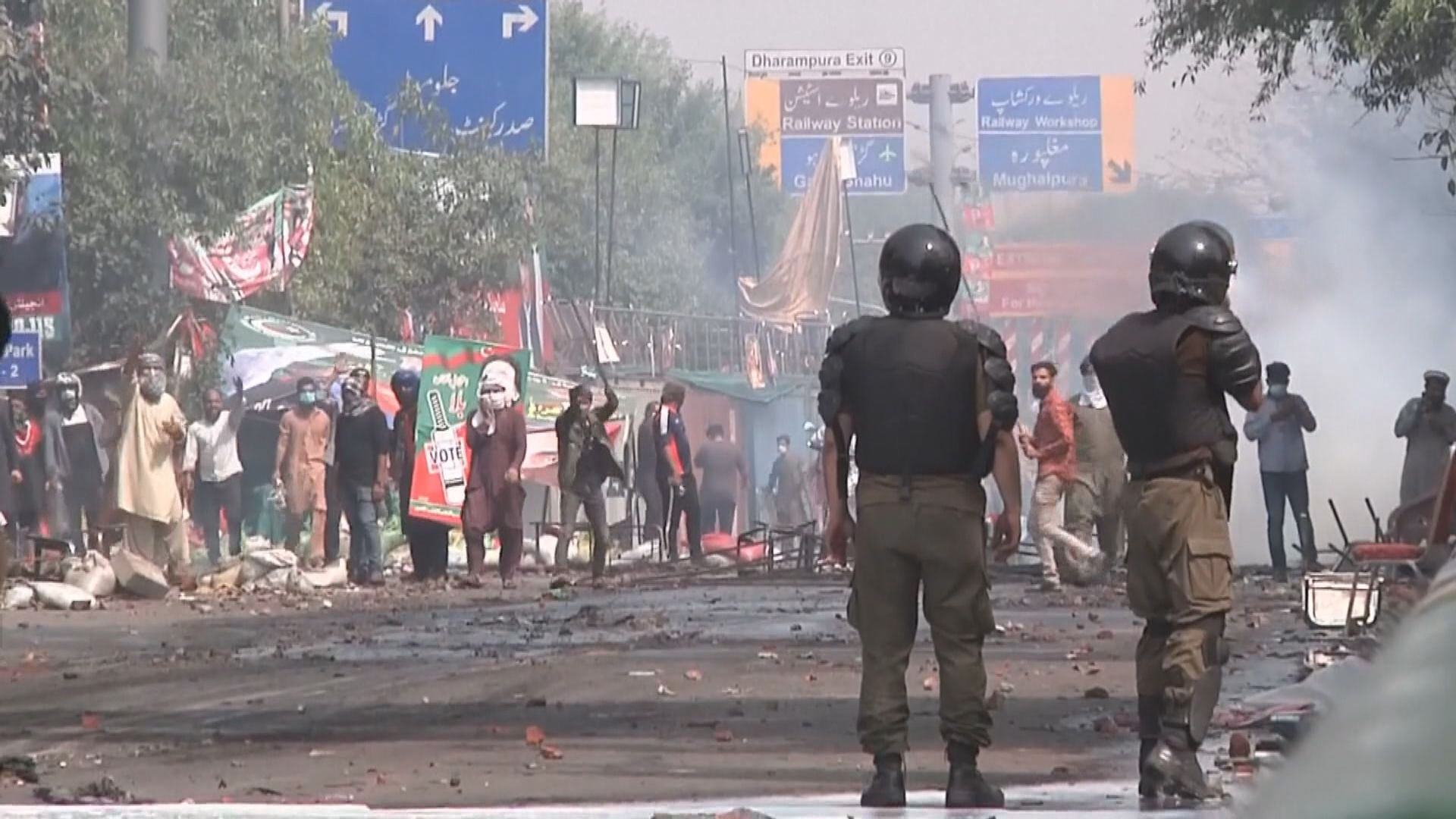 巴基斯坦民眾繼續與警方衝突　阻止逮捕前總理伊姆蘭汗