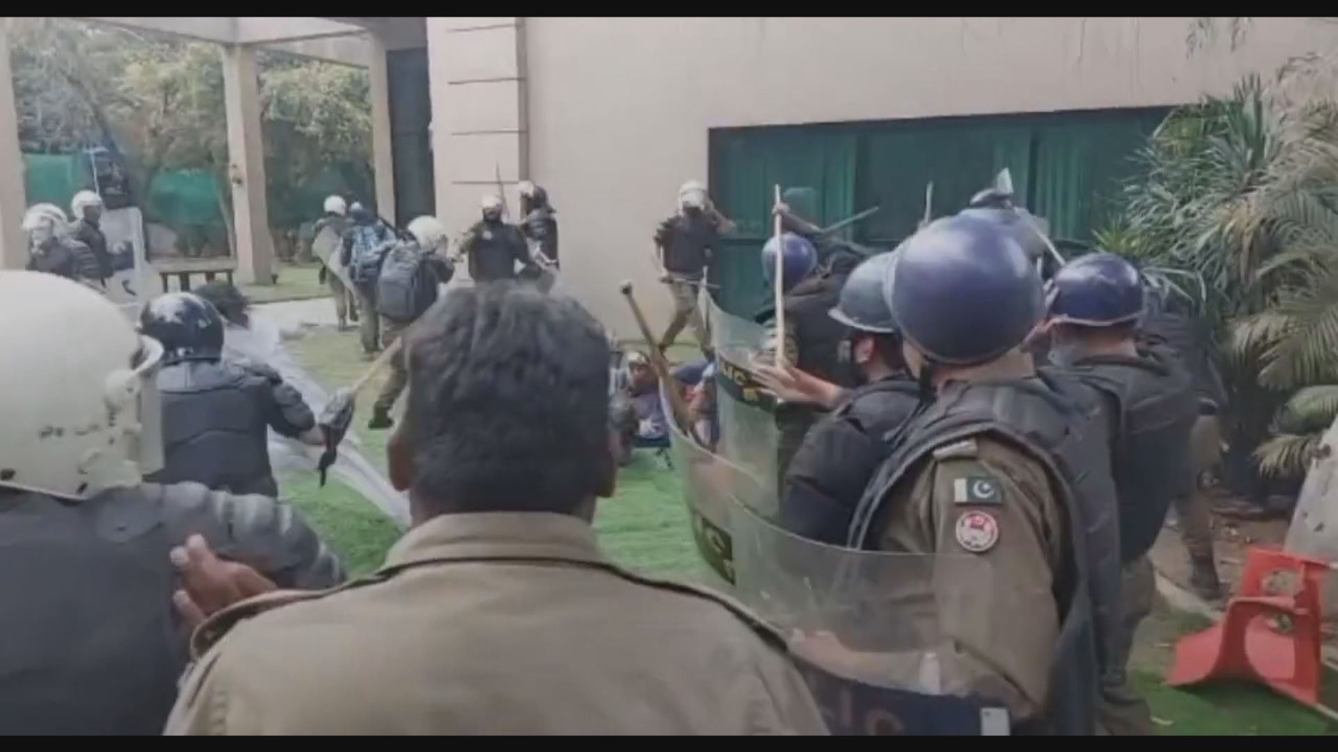 巴基斯坦警方闖入伊姆蘭汗寓所
