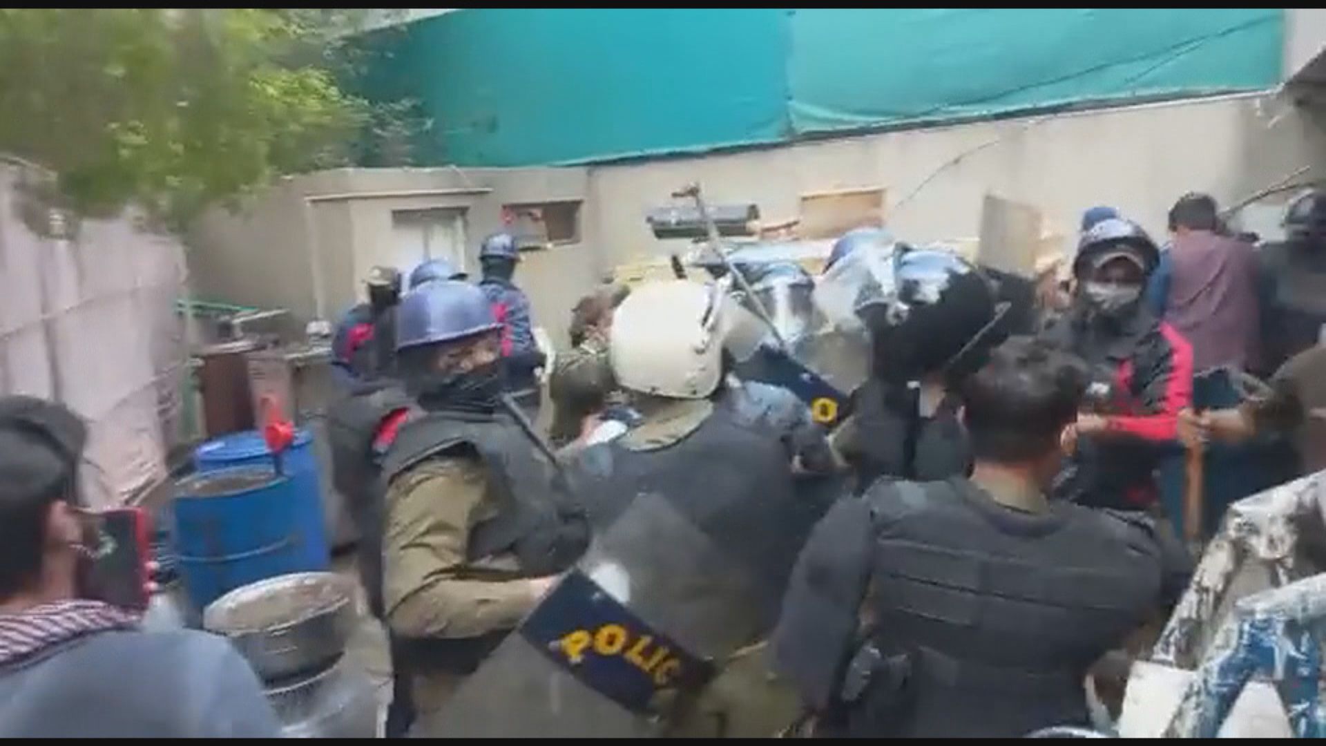 巴基斯坦警方進入伊姆蘭汗寓所