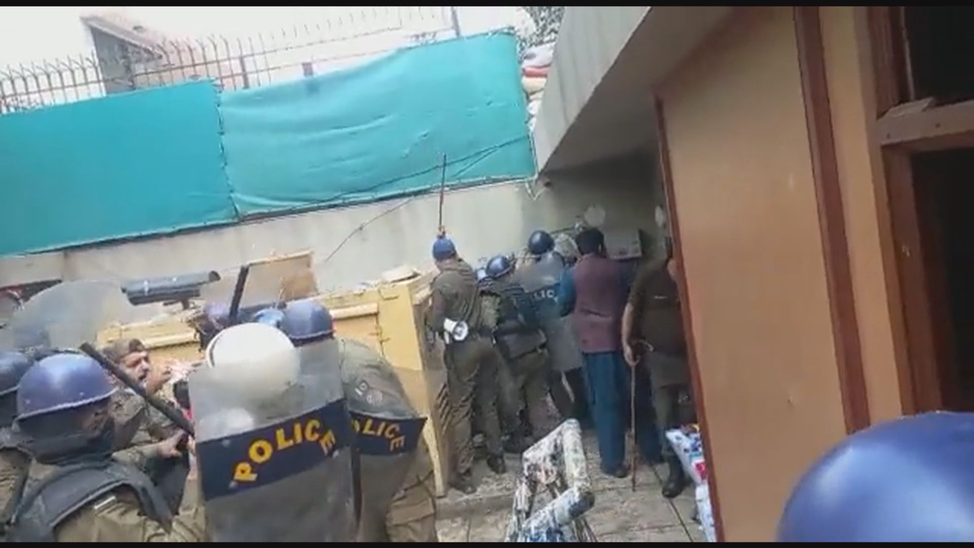 巴基斯坦警方進入伊姆蘭汗寓所