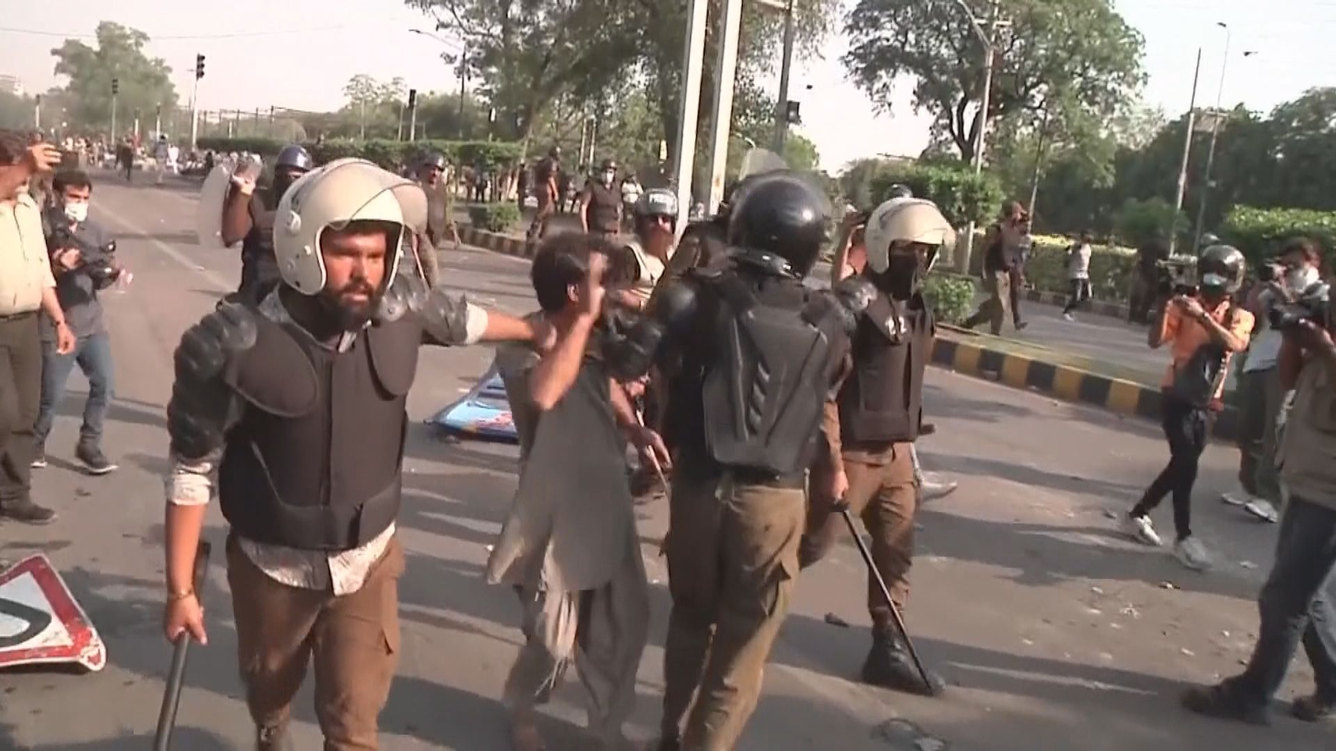 伊姆蘭汗示威者續與當局衝突　軍方警告將嚴厲打擊