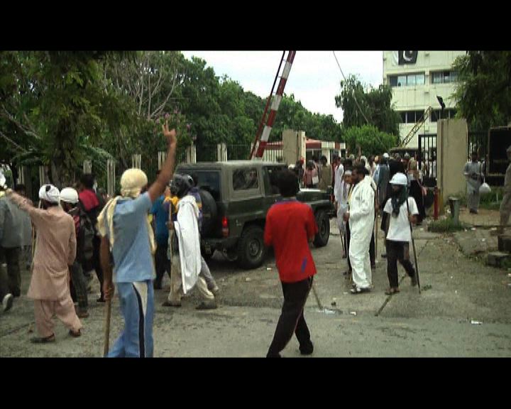 
巴基斯坦反政府示威者闖電視台破壞