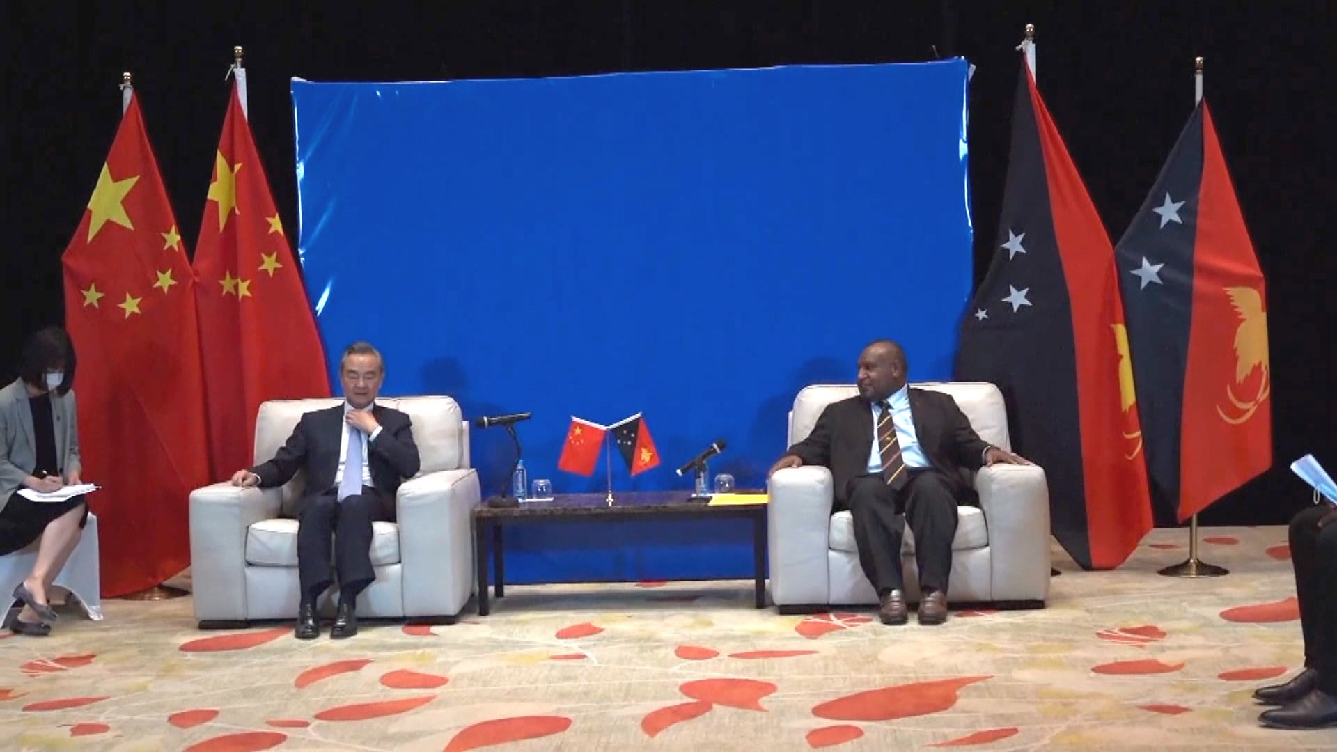 王毅到訪巴布亞新幾內亞　雙方簽署多項合作文件
