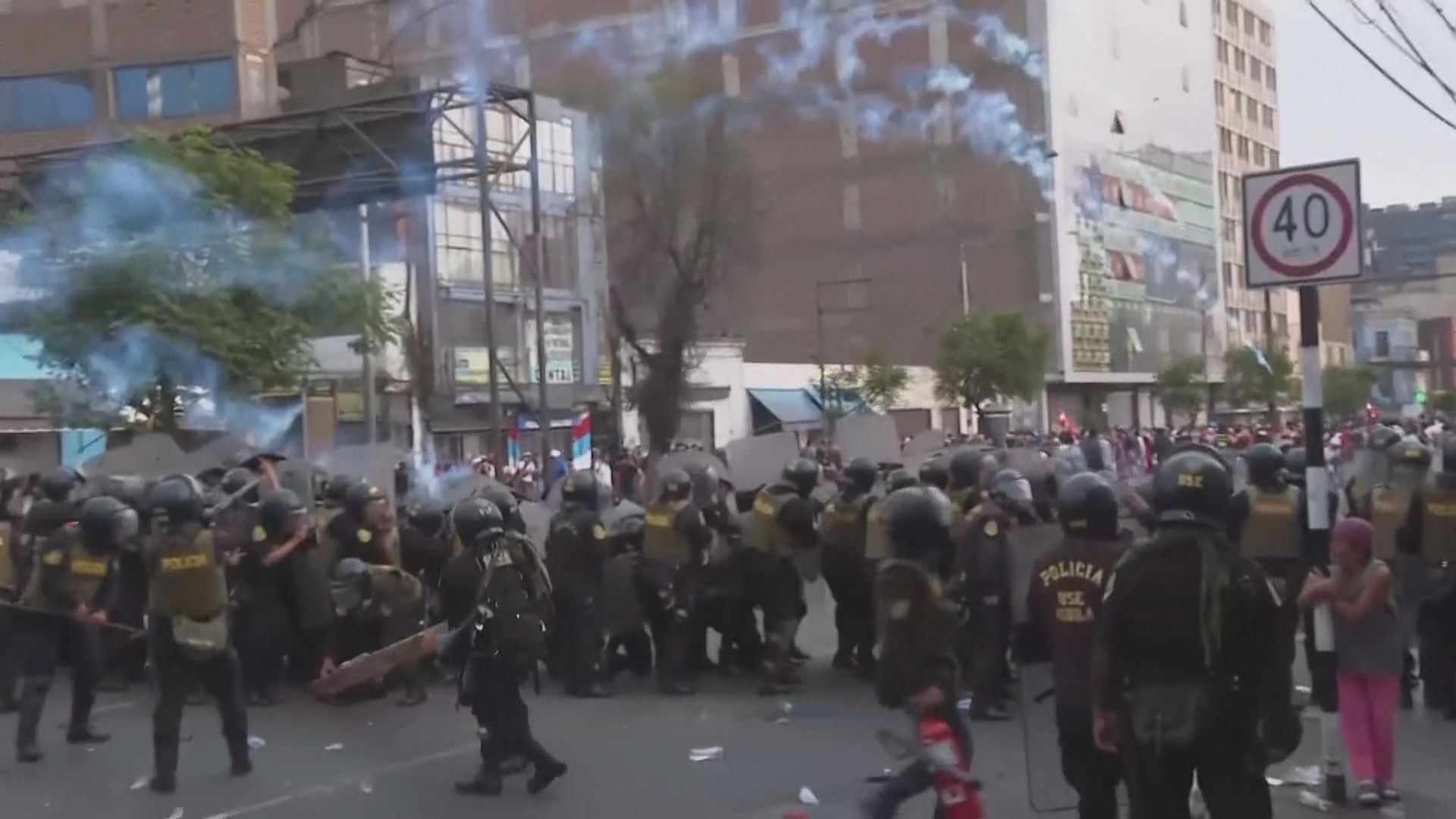 秘魯反政府示威演變成衝突　警方武力驅散