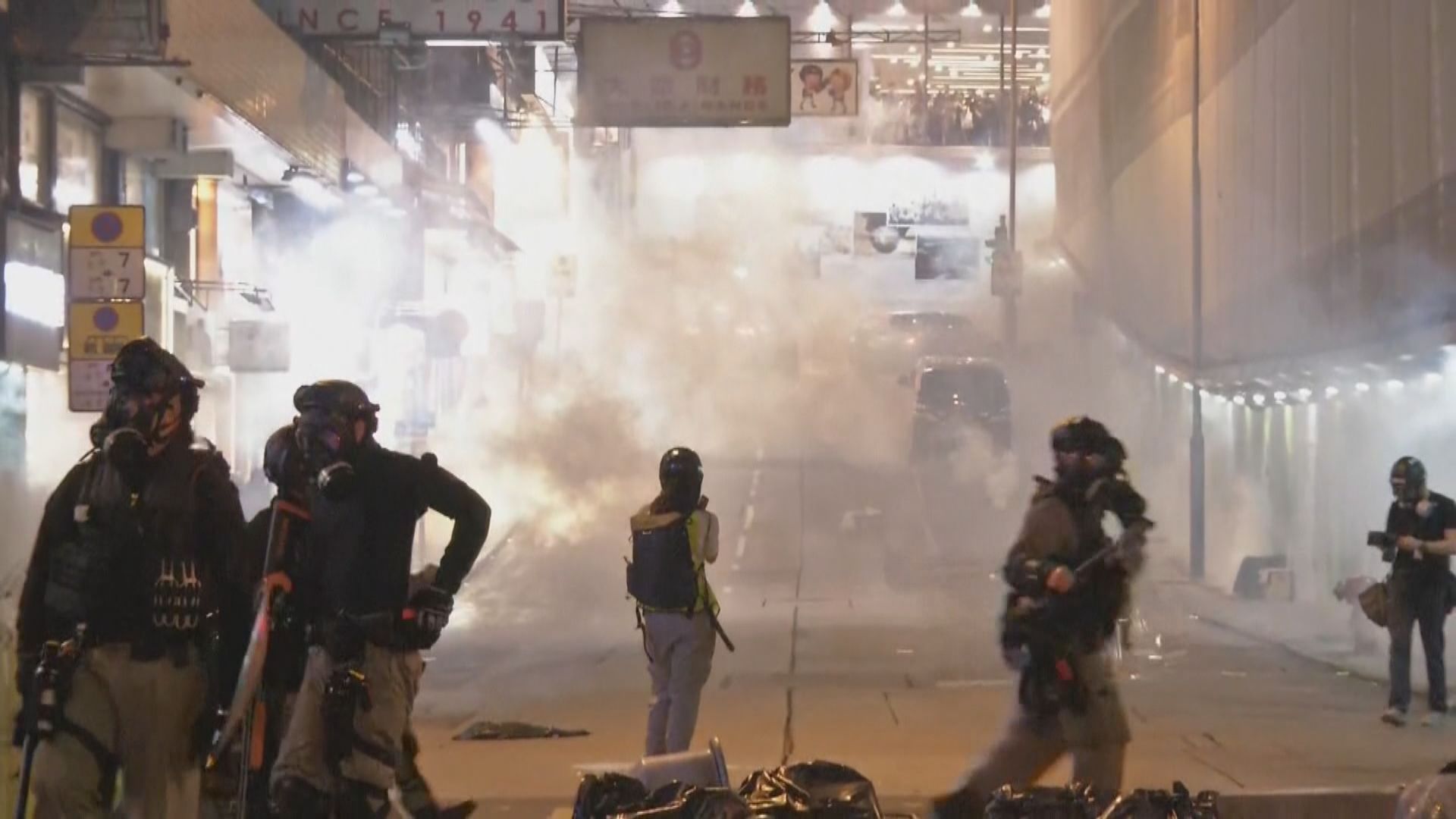 示威者中環投擲汽油彈　警方發射多枚催淚彈