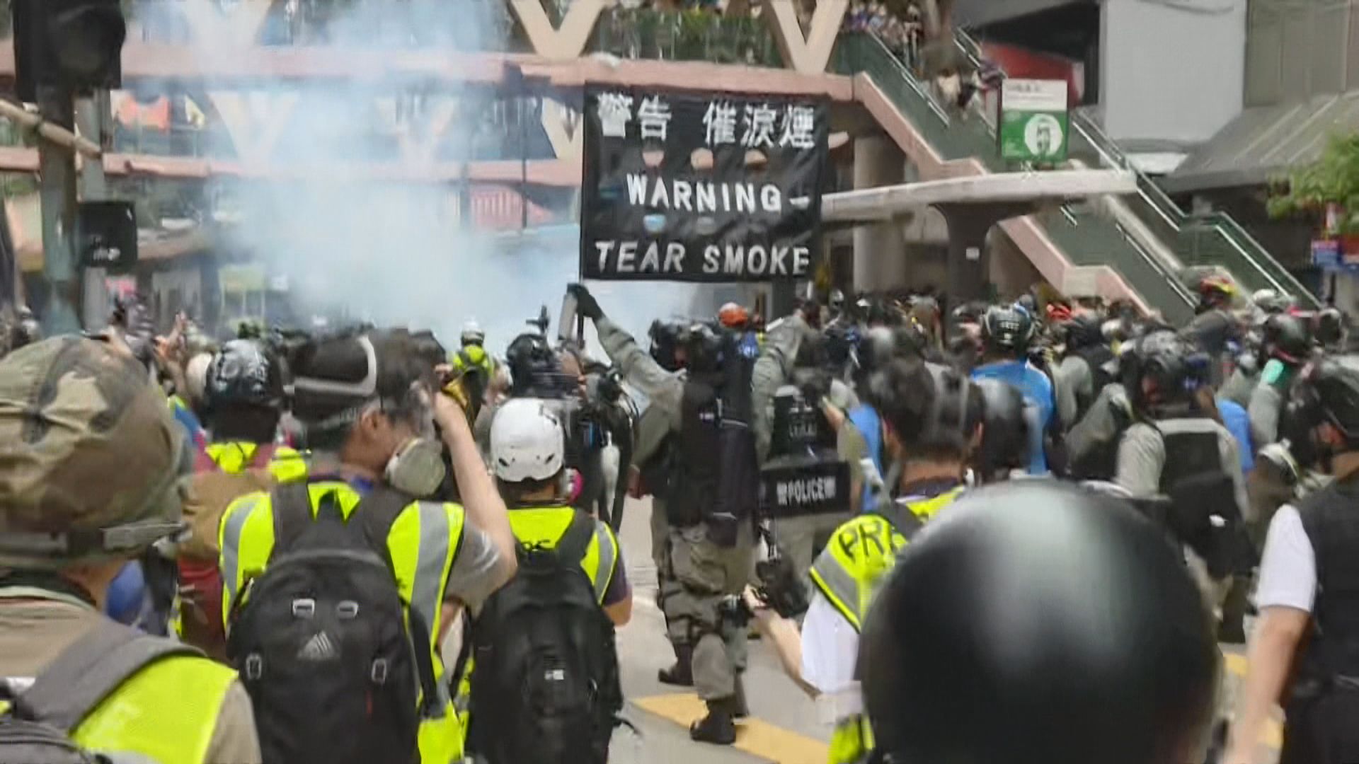 網民發起港島遊行　警方施放催淚彈驅散