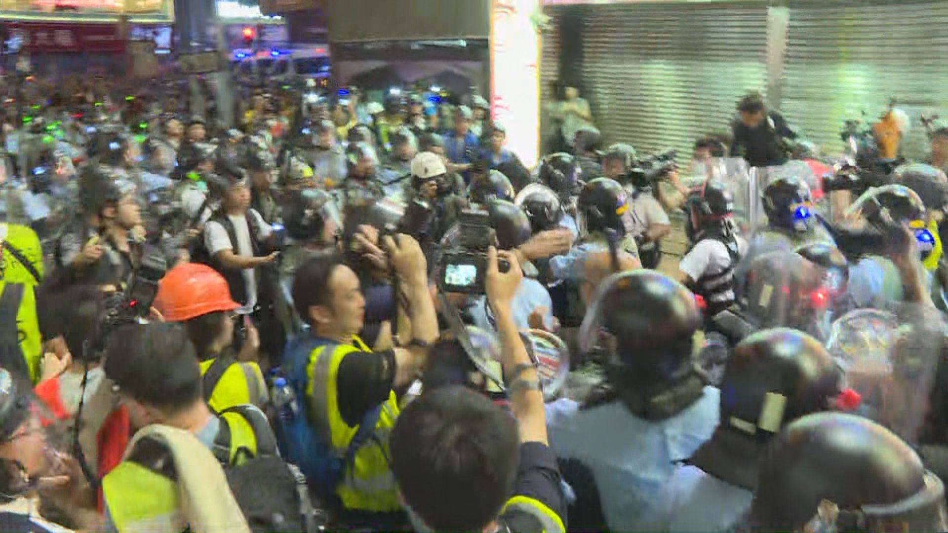 示威者佔據彌敦道　防暴警驅散拘多人