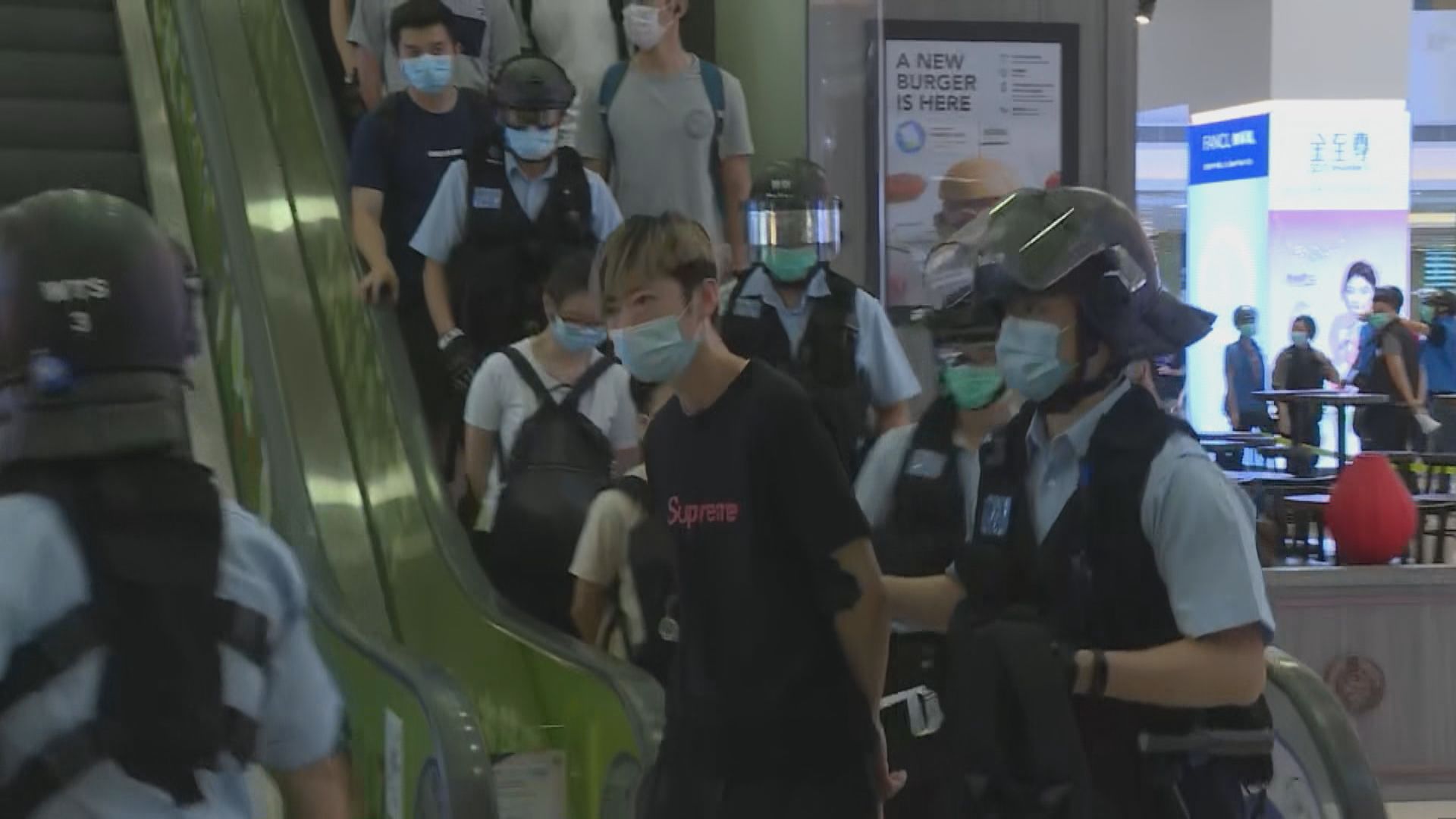 警方東港城拘捕八人　指涉非法集結、襲警等