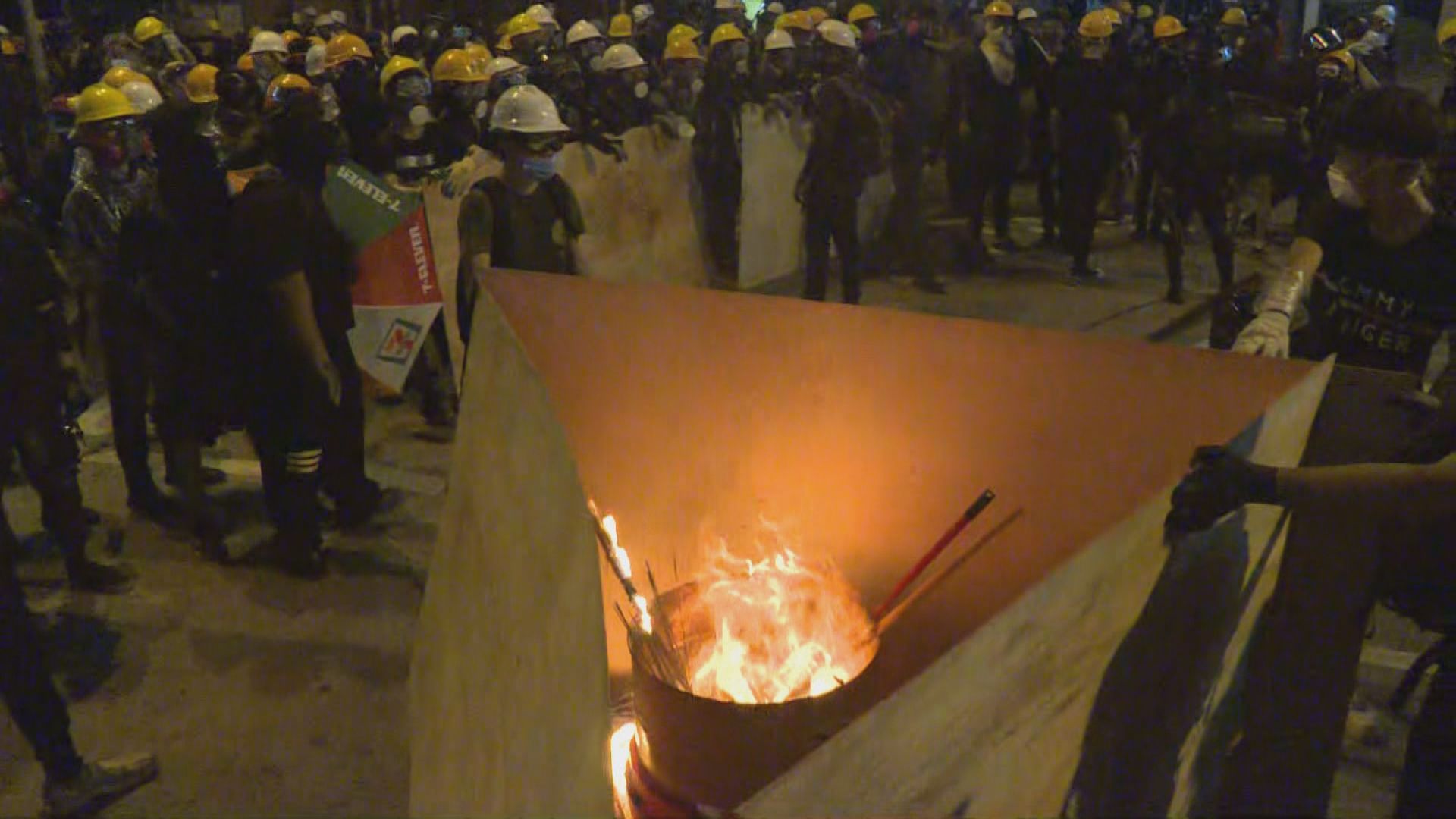 示威者在多處焚燒雜物　警方拘捕多人