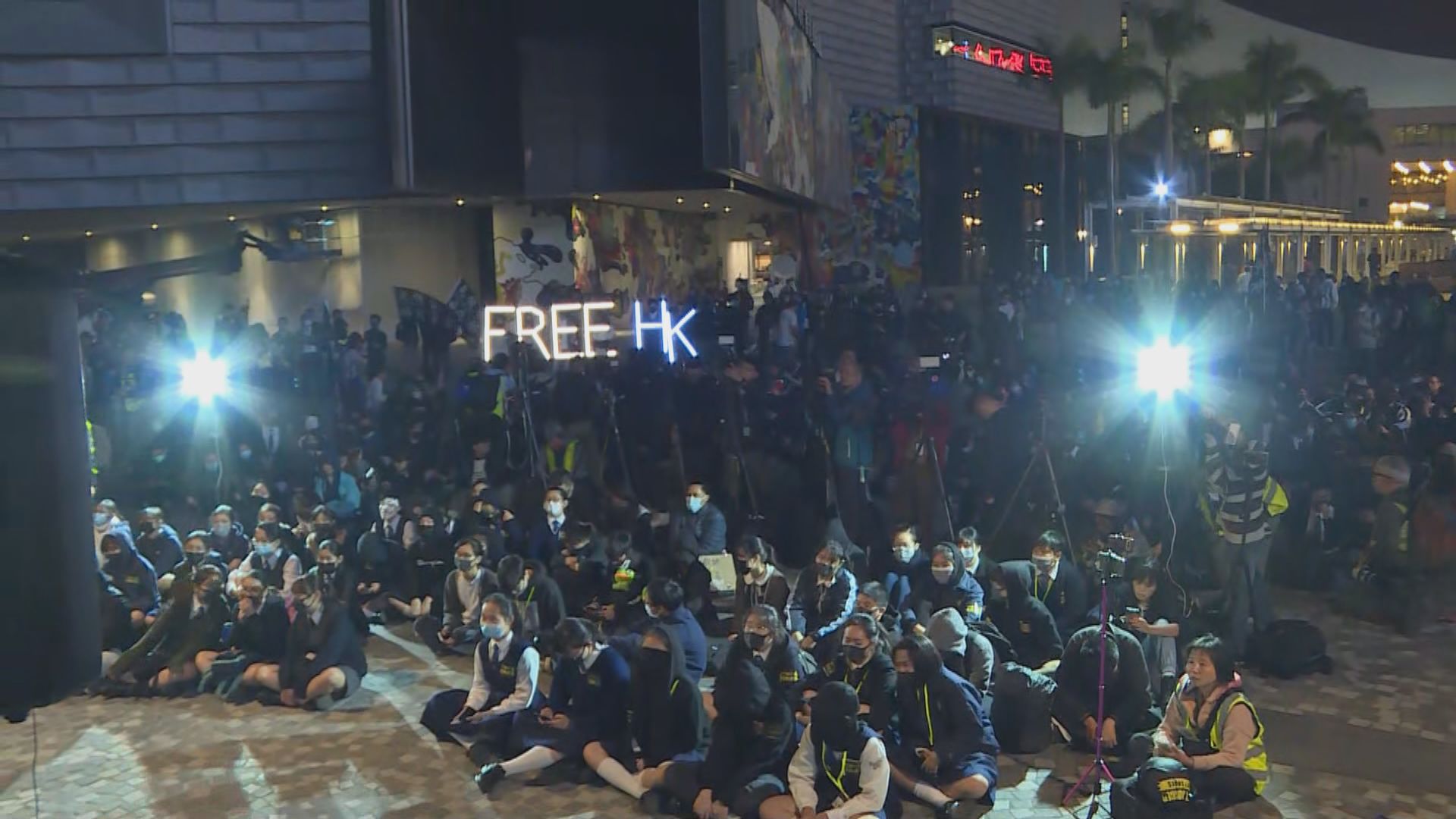 中學生在尖沙咀集會促政府回應五大訴求