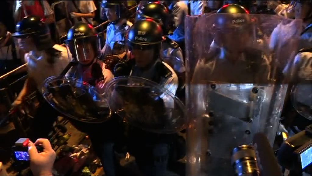 警方凌晨清場驅散示威者　兩警員受傷