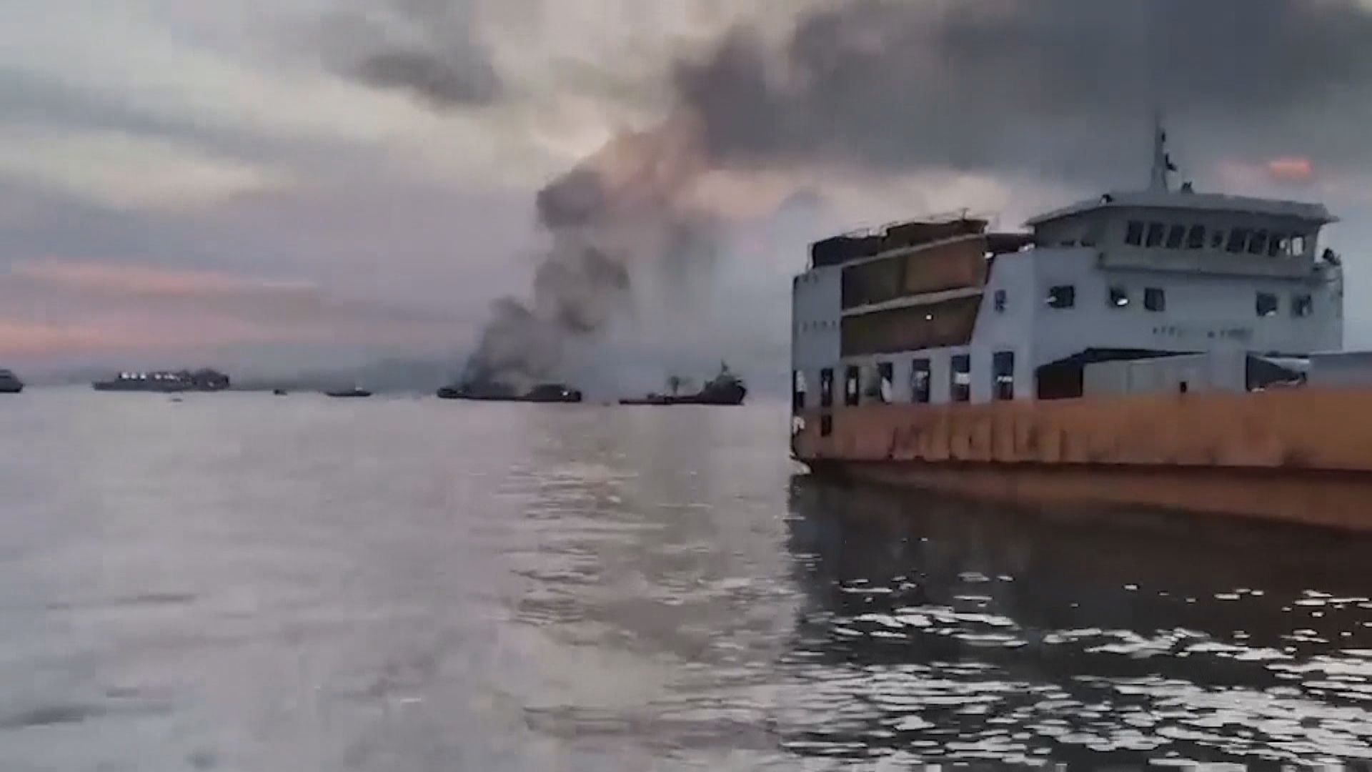 菲律賓八打雁港口有渡輪起火　船上所有人獲救