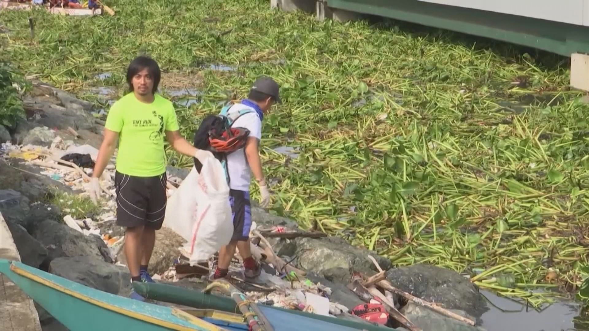 菲律賓義工活動清潔海灘 以塑膠垃圾換白米 