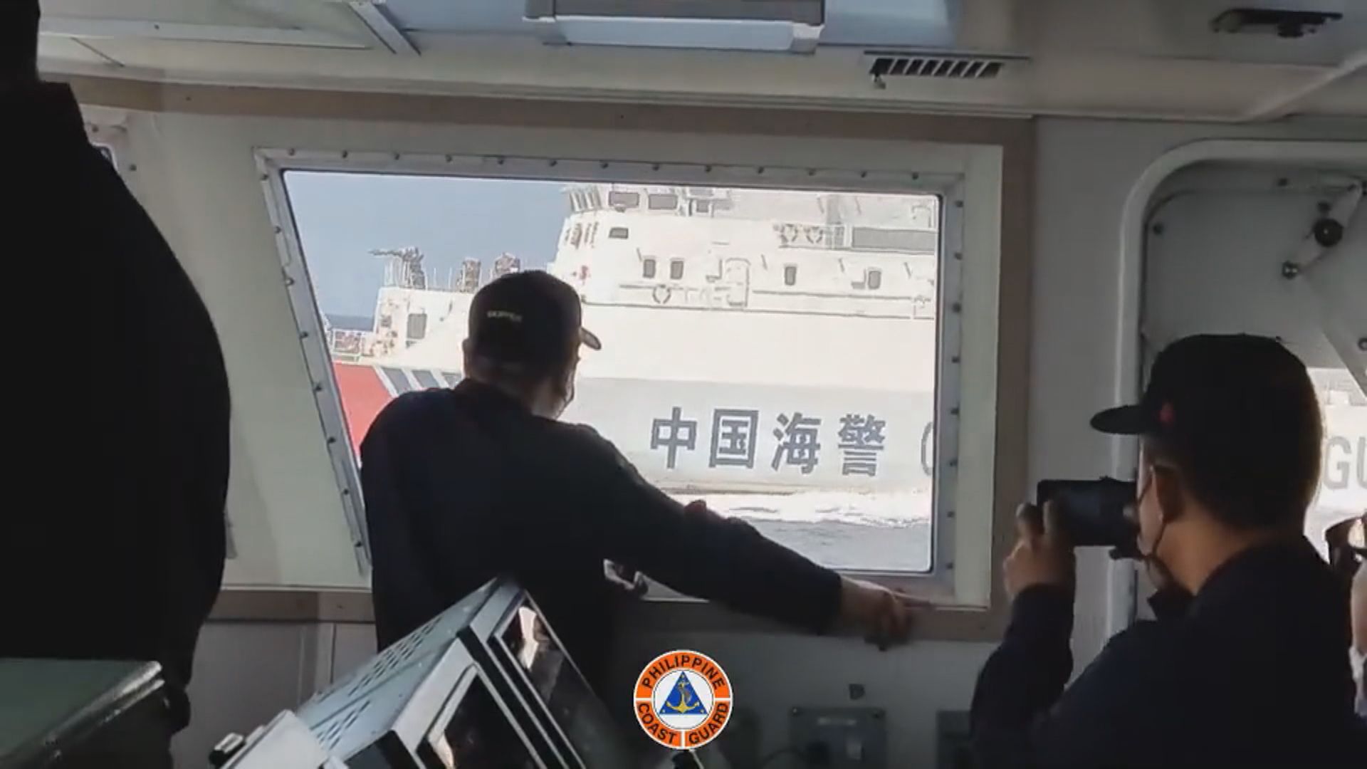 菲律賓指其艦隻月初於黃岩島周邊遭中國海警船逼近