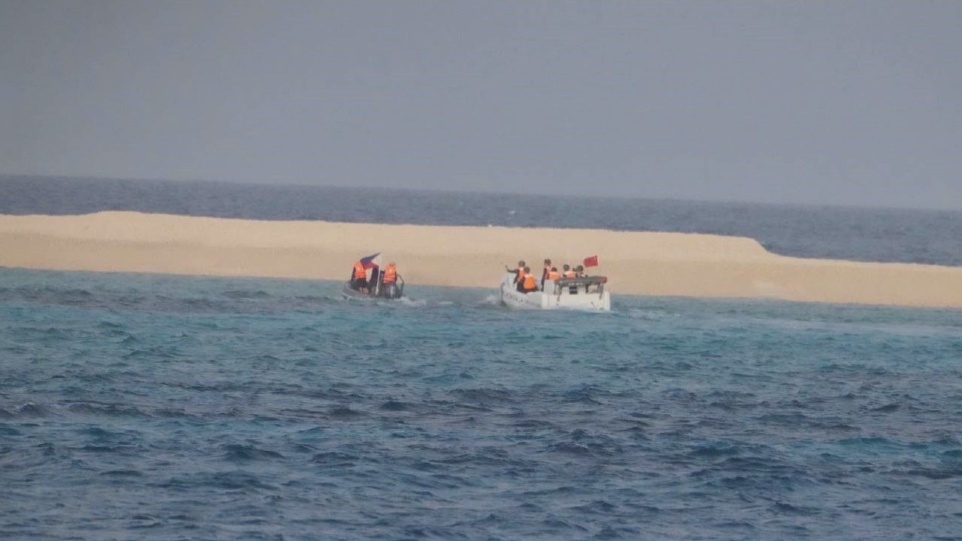 菲律賓指有測量船在南海海域遭中國海警和海軍直升機滋擾