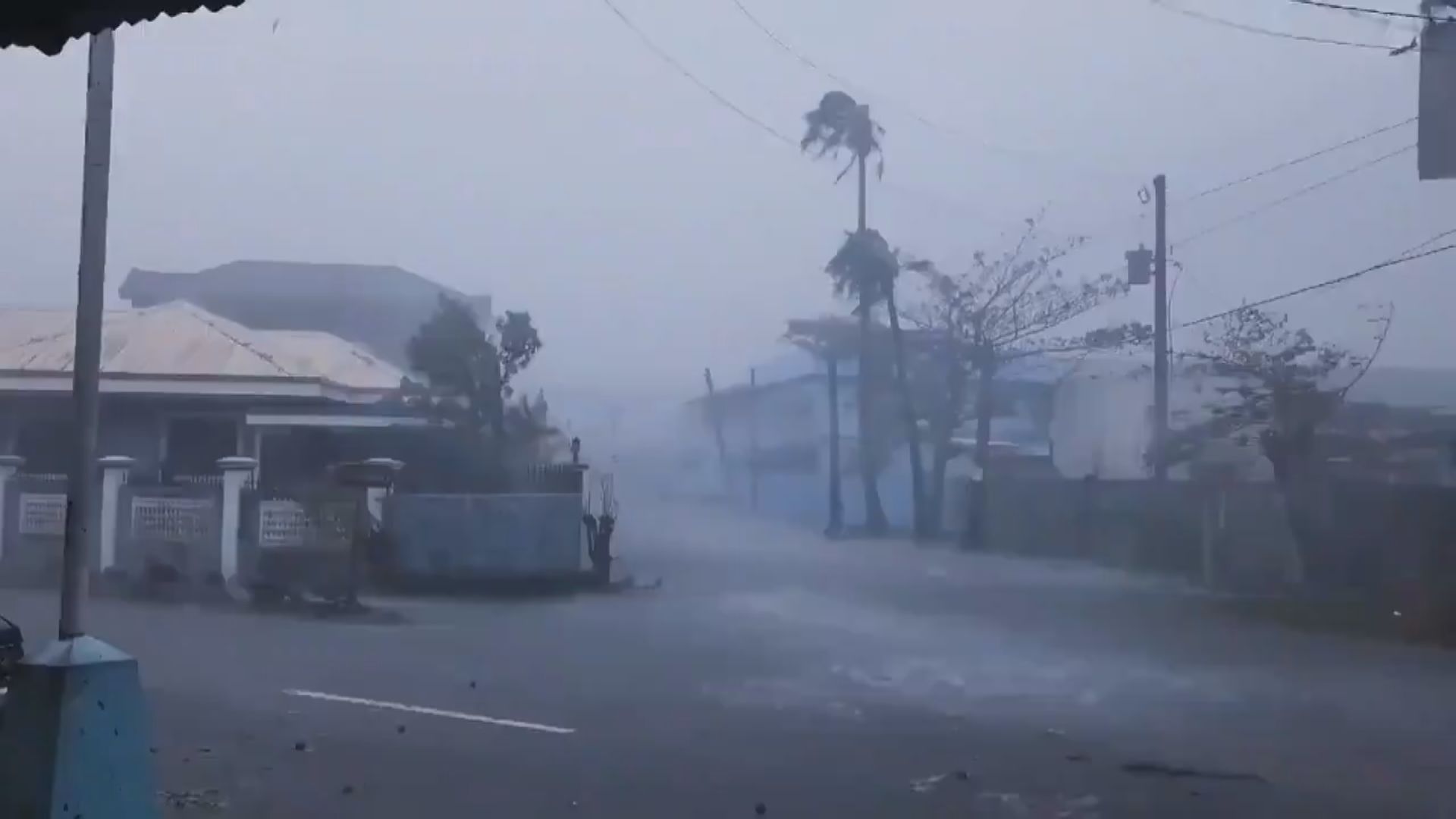 颱風天鵝吹襲菲律賓　逾百萬人疏散