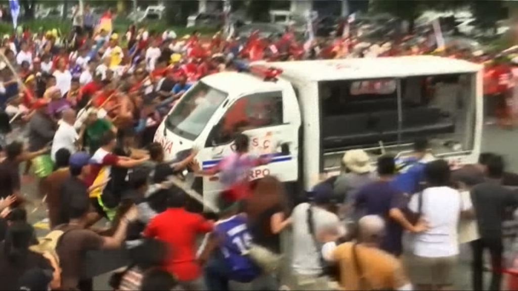 菲律賓有警車撞向反美示威者