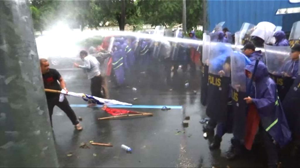 菲律賓民眾到美國大使館抗議變衝突