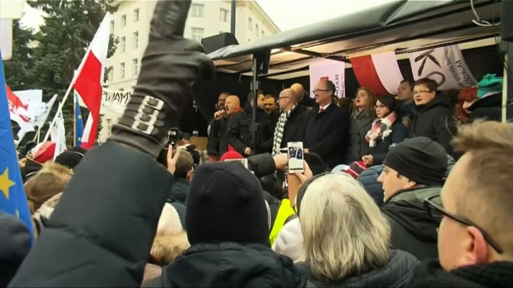 波蘭民眾總統府外抗議打壓新聞自由