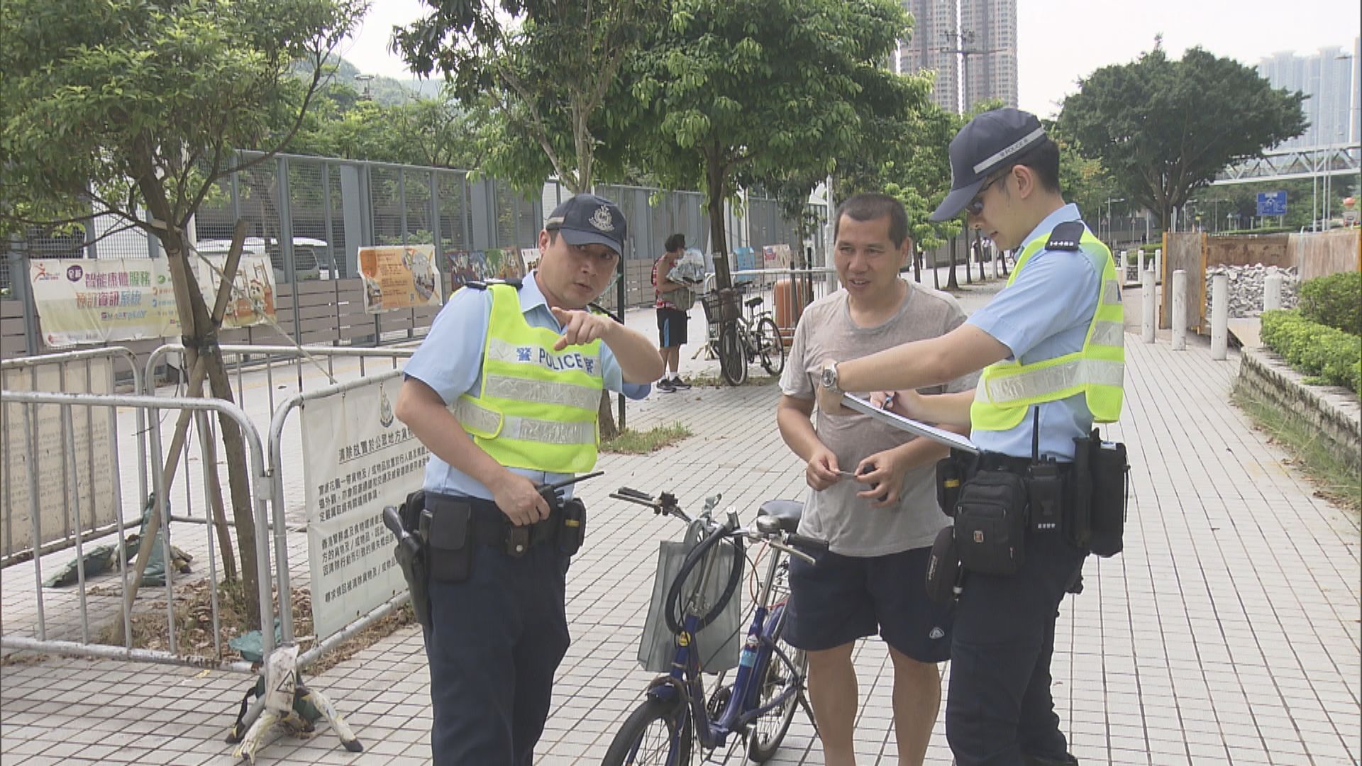 警方即日起全港打擊違例騎單車　違規者︰天氣熱較心急