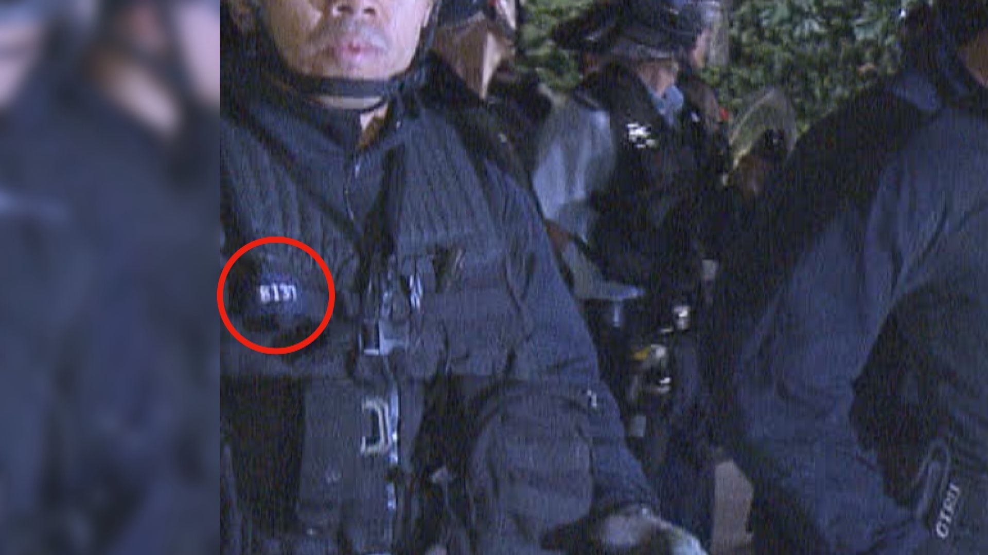本台發現部分速龍小隊近日行動曾在胸口掛上警員編號