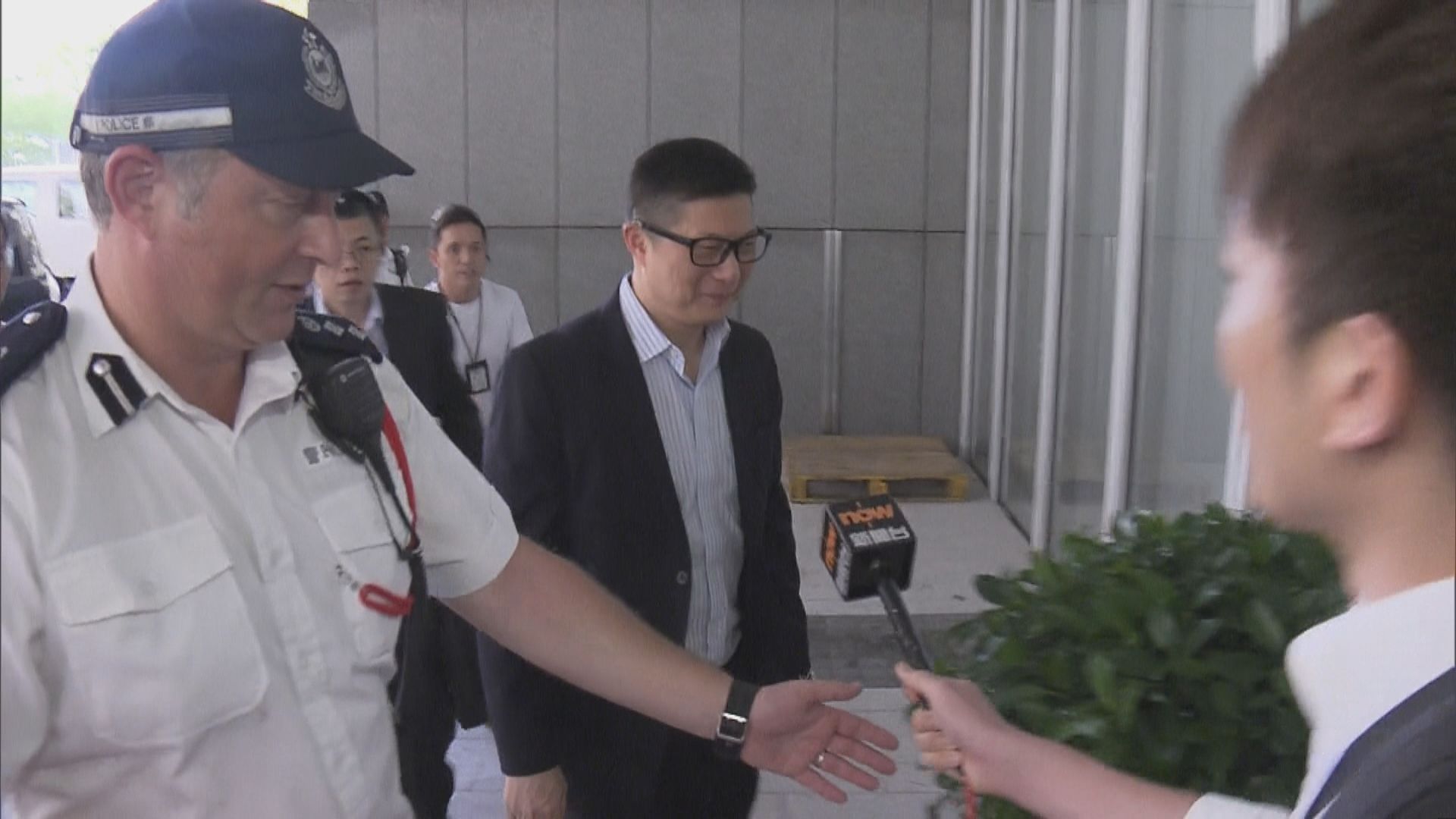 警務處副處長鄧炳強到政總與前線警員見面