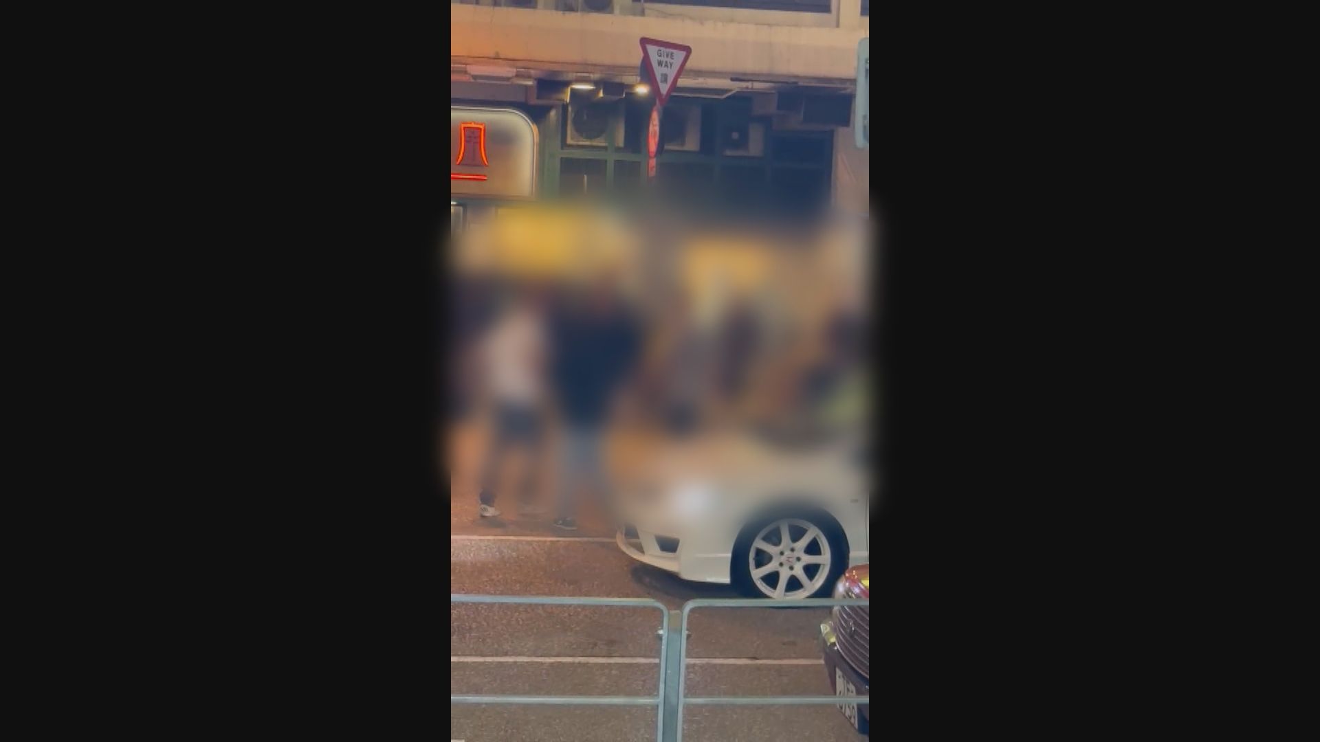 旺角圍毆司機片段瘋傳 警拘3黑漢追緝1人