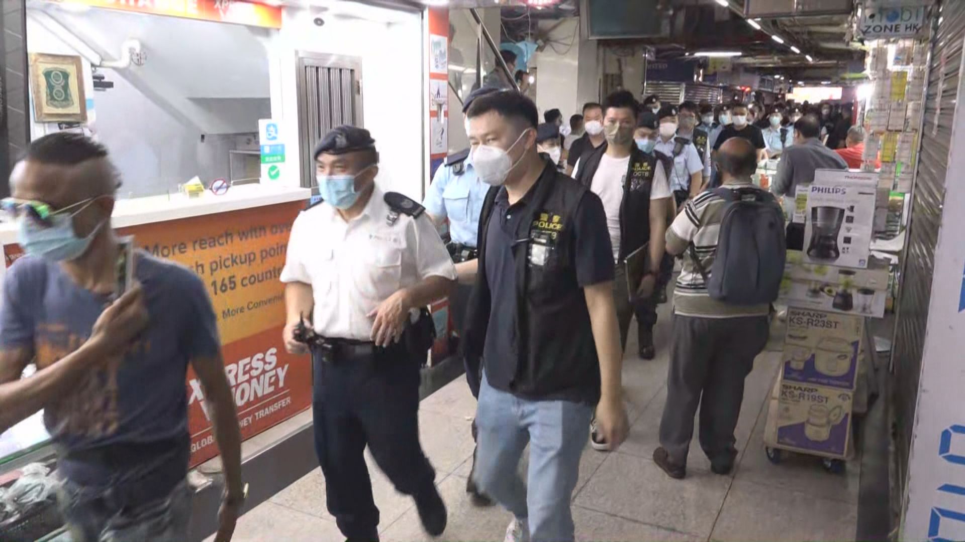 警方聯同其他部門在重慶大廈展開反罪惡聯合行動