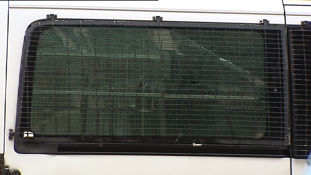 北角警車疑遭氣槍射毀玻璃