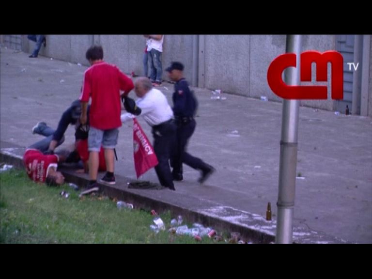 葡萄牙警員毆打球迷片段引公憤