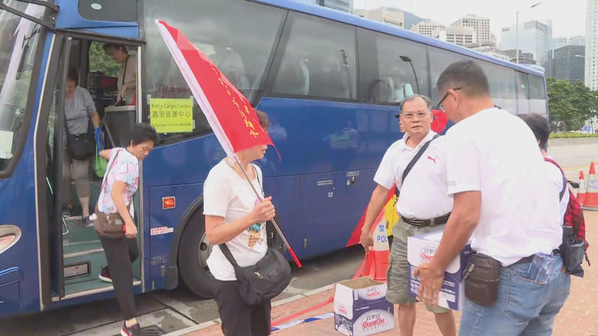 中環海濱一帶有旅遊巴接載市民參加守護香港集會