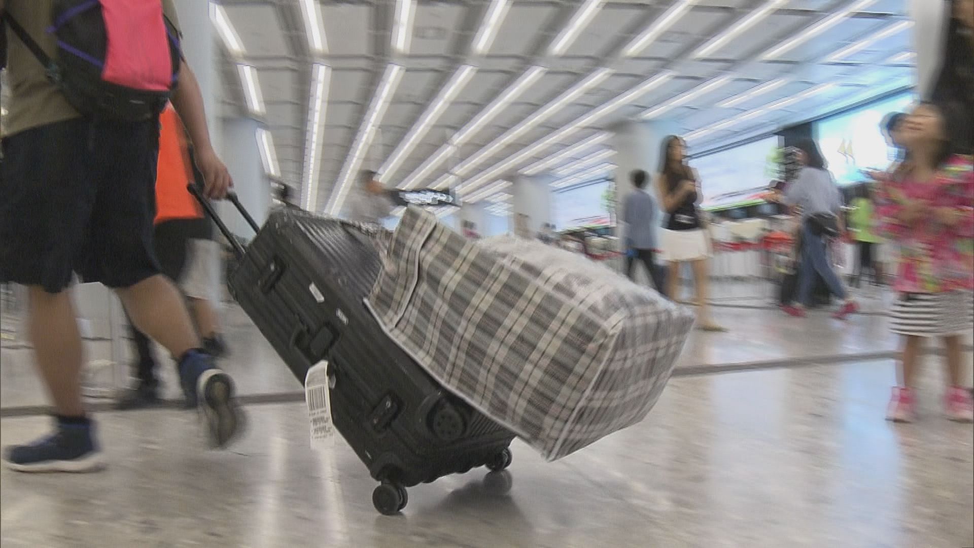 港鐵提供紅白藍膠袋供行李過大乘客組裝行李
